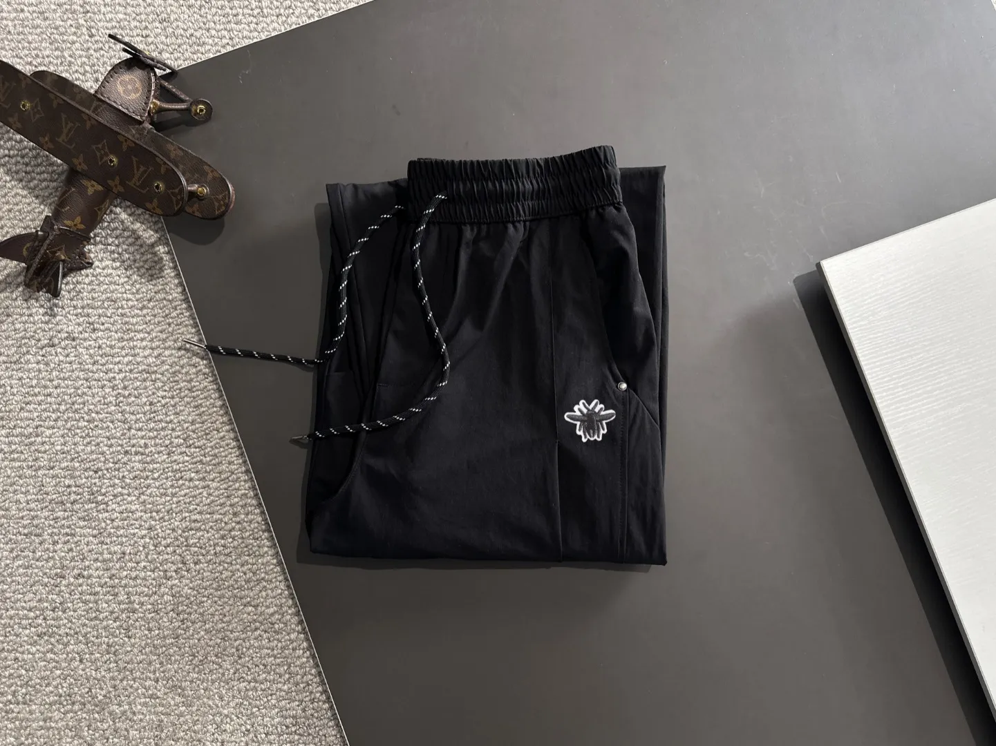🅿️390 next day shipping DIOR 2025 spring and summer new elastic band casual pants, thin counter custom fabrics, high breathability and comfort, impeccable details, brand element design concept, reflecting high quality. It feels delicate and soft! It presents a casual cut and the upper body shape is great! Size: M-4XL
