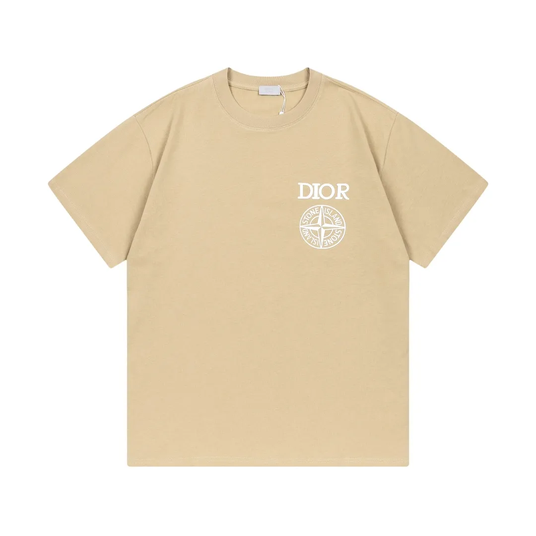 🅿️170 Dior Dior joint stone island series 2025 new three-dimensional silicone letter logo Uniform short-sleeved T-shirt for men and women ·Customized 280 grams of 100% double yarn pure cotton fabric ·Defined dyeing of 32 double-strand threads ·Laser three-dimensional convex glue technology ·Collar label, hangtag, main mark and three labels complete Color: Khaki Size: XS S M L