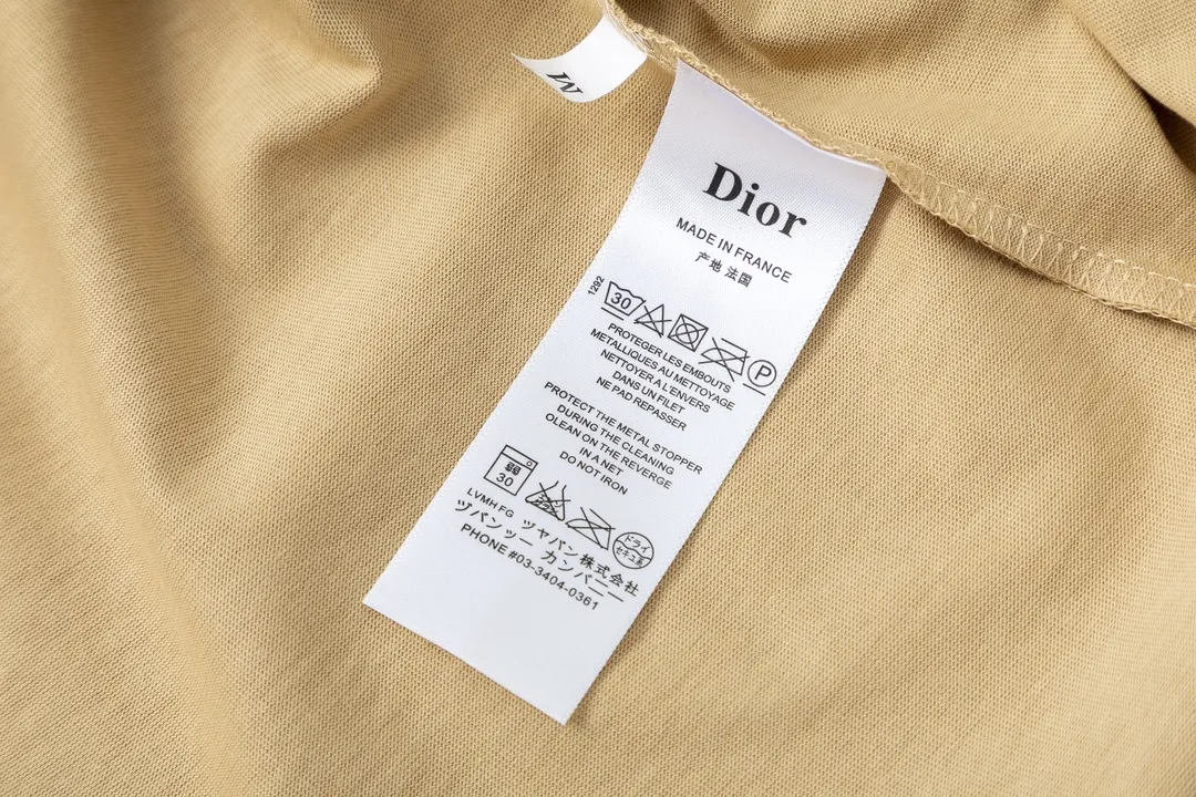 🅿️170 Dior Dior joint stone island series 2025 new three-dimensional silicone letter logo Uniform short-sleeved T-shirt for men and women ·Customized 280 grams of 100% double yarn pure cotton fabric ·Defined dyeing of 32 double-strand threads ·Laser three-dimensional convex glue technology ·Collar label, hangtag, main mark and three labels complete Color: Khaki Size: XS S M L
