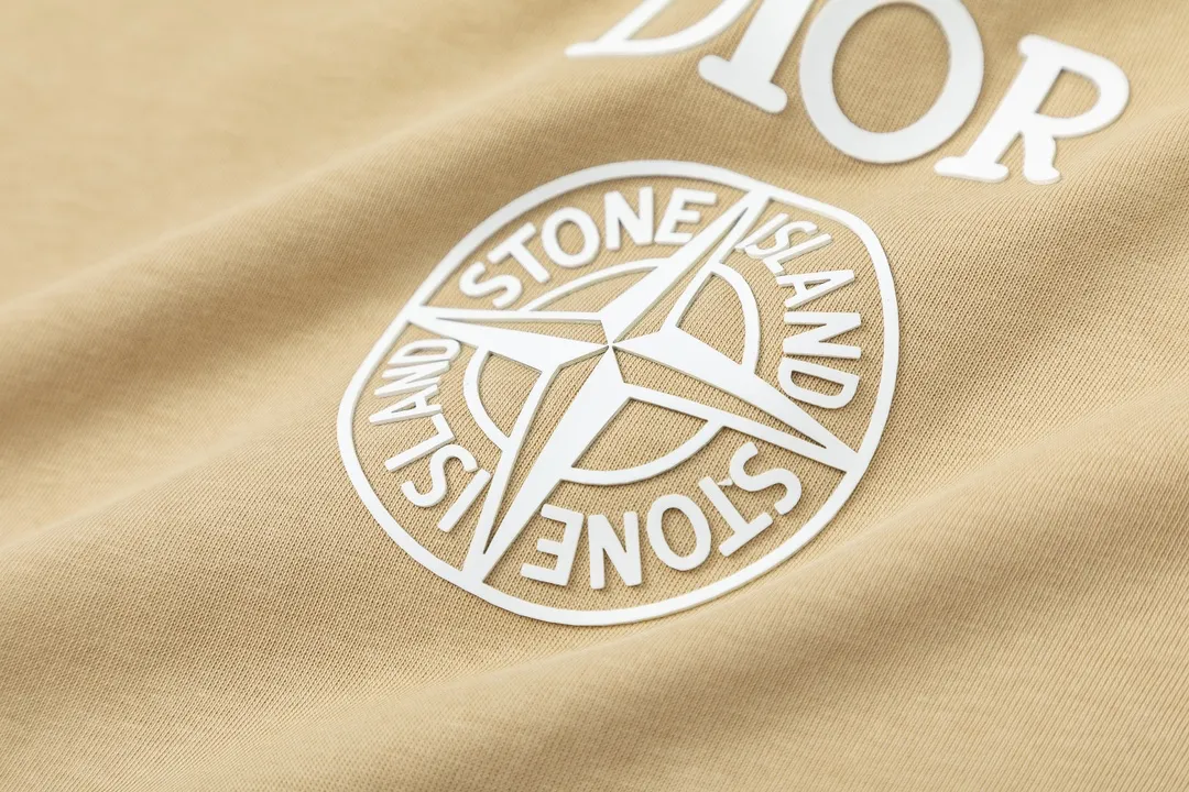 🅿️170 Dior Dior joint stone island series 2025 new three-dimensional silicone letter logo Uniform short-sleeved T-shirt for men and women ·Customized 280 grams of 100% double yarn pure cotton fabric ·Defined dyeing of 32 double-strand threads ·Laser three-dimensional convex glue technology ·Collar label, hangtag, main mark and three labels complete Color: Khaki Size: XS S M L