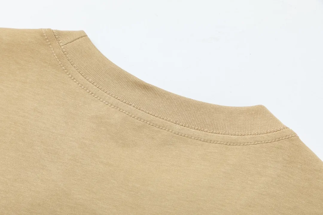 🅿️170 Dior Dior joint stone island series 2025 new three-dimensional silicone letter logo Uniform short-sleeved T-shirt for men and women ·Customized 280 grams of 100% double yarn pure cotton fabric ·Defined dyeing of 32 double-strand threads ·Laser three-dimensional convex glue technology ·Collar label, hangtag, main mark and three labels complete Color: Khaki Size: XS S M L