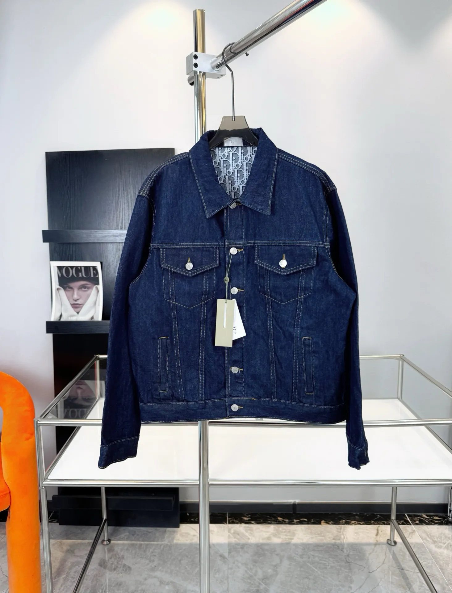 🅿️360 model number: D101 Dior/Dior reversible presbyopic CD all-over logo printed jacket denim shirt jacket reversible couple style. On sale at the counter, the black lined denim jacket is retro and modern, dark black denim with light letter cycle printing, the same style for men and women is highly recommended! Very upright style, the classic dior pattern inside is stunning. Exclusive and high quality, different from all versions on the market. It is made of imported heavy-duty jacquard fabric with perfect details. It has been washed many times and feels comfortable. The edges of the high-density embroidered letters on the back are treated with old holes. It is paired with exclusive custom-made original button accessories. It can be described as ingenious quality. Size: M L XL Bust: 120 124 128 Length: 68 70 72 Recommended height 155-165 165-175 175-185 Recommended weight 120 Jin 145 Jin 170 Jin