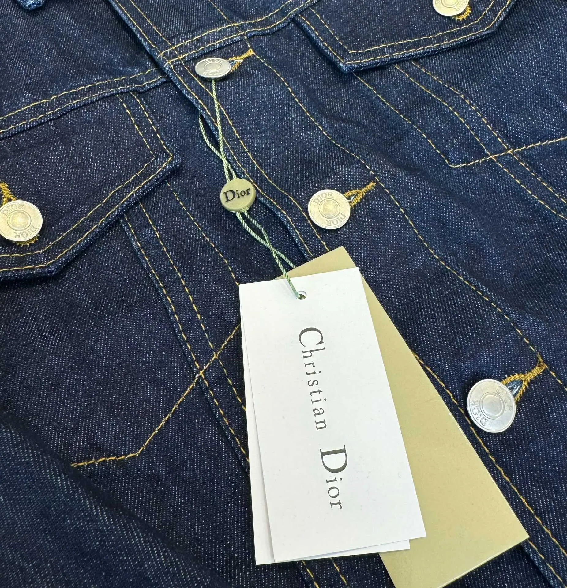 🅿️360 model number: D101 Dior/Dior reversible presbyopic CD all-over logo printed jacket denim shirt jacket reversible couple style. On sale at the counter, the black lined denim jacket is retro and modern, dark black denim with light letter cycle printing, the same style for men and women is highly recommended! Very upright style, the classic dior pattern inside is stunning. Exclusive and high quality, different from all versions on the market. It is made of imported heavy-duty jacquard fabric with perfect details. It has been washed many times and feels comfortable. The edges of the high-density embroidered letters on the back are treated with old holes. It is paired with exclusive custom-made original button accessories. It can be described as ingenious quality. Size: M L XL Bust: 120 124 128 Length: 68 70 72 Recommended height 155-165 165-175 175-185 Recommended weight 120 Jin 145 Jin 170 Jin