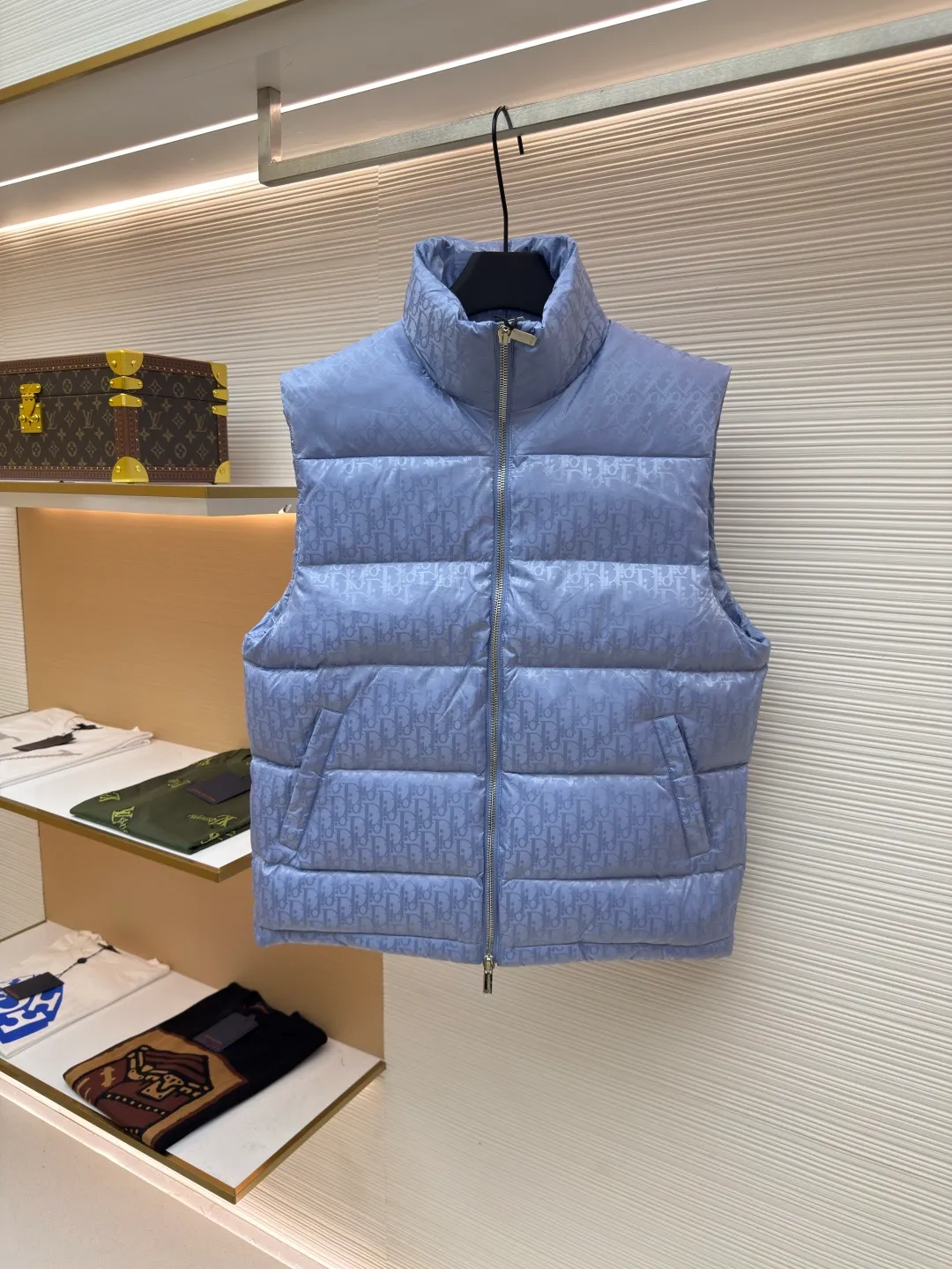 Dior oblique dark pattern old flower stand collar vest ●Original version: purchased and developed by 18139 ●Item number: 1680762-B90 ●Fabric: down fabric ●Technology: full-width jacquard production ●Version: fitted version ●Weight: about 710 grams ●Size: 46-48-50-52-54-56 ●Description: This is a down with ultra-complex craftsmanship. The customization cycle of the fabric is as long as 50 days. Based on the original fabric, laser jacquard makes the whole piece concave and convex, with a stronger three-dimensional effect and a more obvious 3D effect. ✨This fabric has a good hand feel, and the dark pattern presbyopia on it is very low-key. The fabric shows a dark luster and is extremely waterproof! The real texture is more perfect, custom-woven high-density satin nylon material and dark jacquard weave, simple and refreshing, thick and fluffy, super three-proof fabric, waterproof, stain-proof and dust-proof! ✨ Full-width jacquard LOGO, ultra-high-end luxury and style. The handsomeness and eye-catching index of the upper body are absolutely NO. 1. Fully custom-woven jacquard LOGO technology fabric, high-density polyester fiber. It is a new type of heat-insulating and light-weight fabric. It has a light texture, delicate and soft warmth and breathability. Especially the LOGO jacquard produces different light and dark interweaving under different lights! The overall wiring is straight and delicate, the fabric is comfortable and soft, and the color is consistent without color difference. It can be matched with the same style to create a fashionable look and control various occasions. Customized accessories, complete with three standards, same style for men and women!
