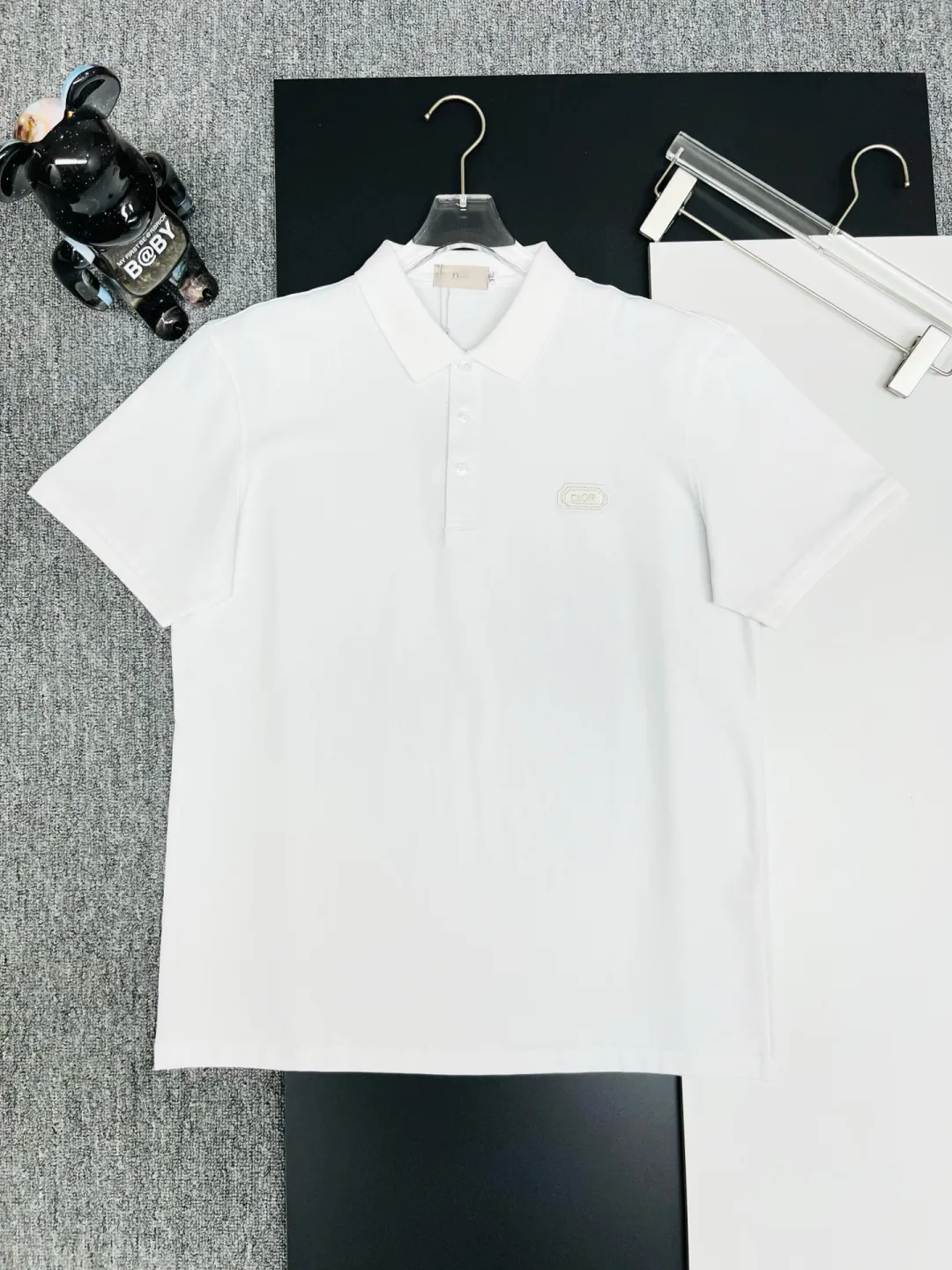🅿️210 DIRO Dior embroidered new Polo shirt. Original fabric. Official same style. Made of 210 grams of mercerized pique cotton, customized in the same vat. The fabric feels very comfortable and smooth. The version is quite wide and stylish. Produced by a first-line brand factory. Imported Behringer embroidery machine. The embroidery is full and textured. The ribs on the collar and collar are woven with imported yarn. It will not deform after long-term wear. The latest style for spring and summer. Fashionable and individual. Super versatile and good-looking. It is very suitable for both men and women. It is a must-have item. Color: Black White Size: M-XXXL