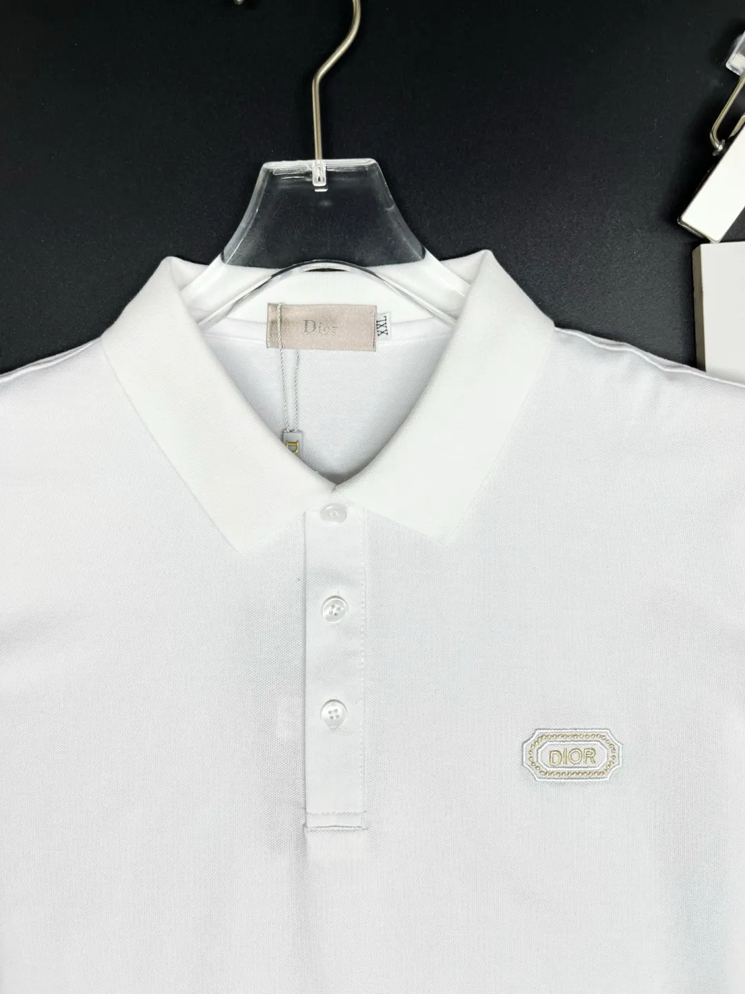 🅿️210 DIRO Dior embroidered new Polo shirt. Original fabric. Official same style. Made of 210 grams of mercerized pique cotton, customized in the same vat. The fabric feels very comfortable and smooth. The version is quite wide and stylish. Produced by a first-line brand factory. Imported Behringer embroidery machine. The embroidery is full and textured. The ribs on the collar and collar are woven with imported yarn. It will not deform after long-term wear. The latest style for spring and summer. Fashionable and individual. Super versatile and good-looking. It is very suitable for both men and women. It is a must-have item. Color: Black White Size: M-XXXL