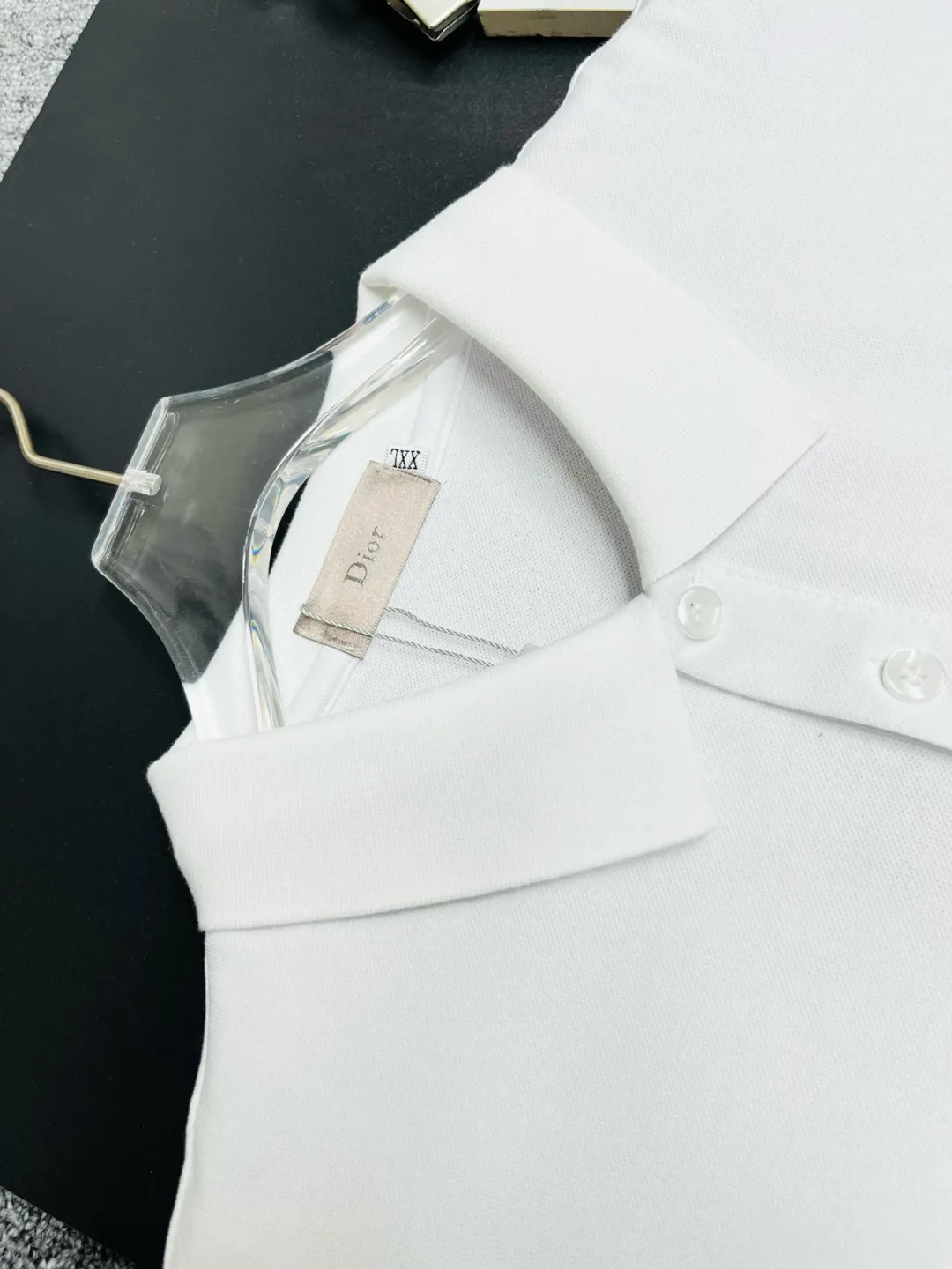 🅿️210 DIRO Dior embroidered new Polo shirt. Original fabric. Official same style. Made of 210 grams of mercerized pique cotton, customized in the same vat. The fabric feels very comfortable and smooth. The version is quite wide and stylish. Produced by a first-line brand factory. Imported Behringer embroidery machine. The embroidery is full and textured. The ribs on the collar and collar are woven with imported yarn. It will not deform after long-term wear. The latest style for spring and summer. Fashionable and individual. Super versatile and good-looking. It is very suitable for both men and women. It is a must-have item. Color: Black White Size: M-XXXL