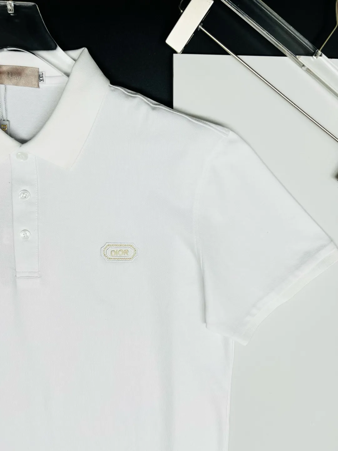 🅿️210 DIRO Dior embroidered new Polo shirt. Original fabric. Official same style. Made of 210 grams of mercerized pique cotton, customized in the same vat. The fabric feels very comfortable and smooth. The version is quite wide and stylish. Produced by a first-line brand factory. Imported Behringer embroidery machine. The embroidery is full and textured. The ribs on the collar and collar are woven with imported yarn. It will not deform after long-term wear. The latest style for spring and summer. Fashionable and individual. Super versatile and good-looking. It is very suitable for both men and women. It is a must-have item. Color: Black White Size: M-XXXL