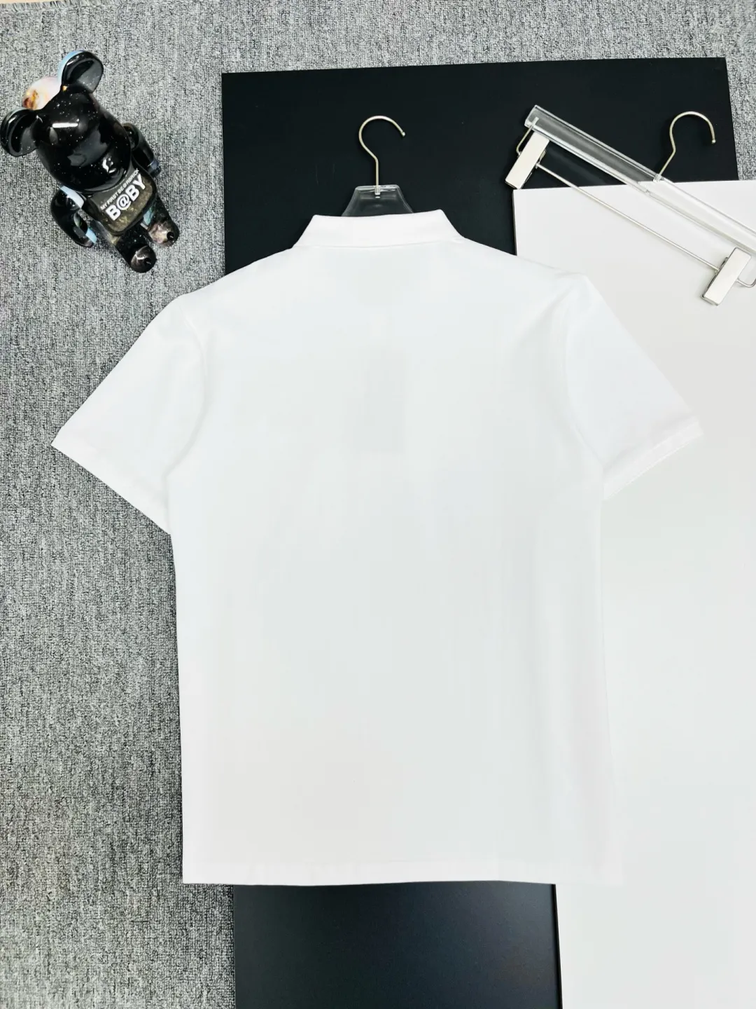 🅿️210 DIRO Dior embroidered new Polo shirt. Original fabric. Official same style. Made of 210 grams of mercerized pique cotton, customized in the same vat. The fabric feels very comfortable and smooth. The version is quite wide and stylish. Produced by a first-line brand factory. Imported Behringer embroidery machine. The embroidery is full and textured. The ribs on the collar and collar are woven with imported yarn. It will not deform after long-term wear. The latest style for spring and summer. Fashionable and individual. Super versatile and good-looking. It is very suitable for both men and women. It is a must-have item. Color: Black White Size: M-XXXL