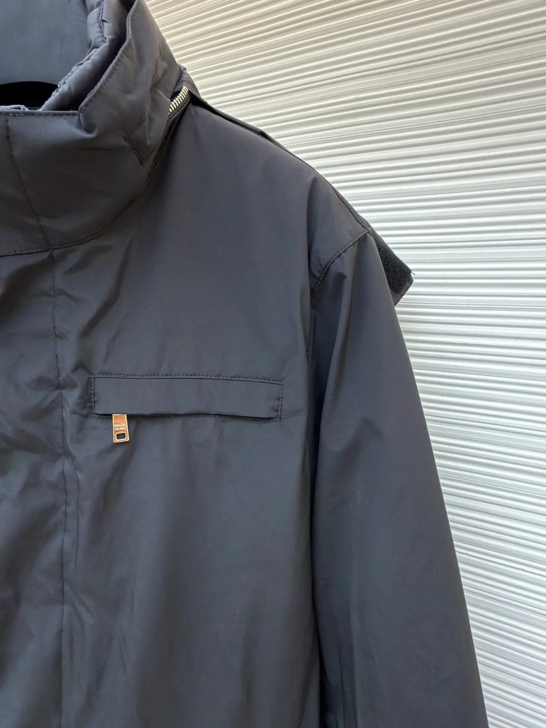 Prada hooded stand collar fabric two-piece jacket ●Original version: Purchased and developed for 25900 ●Item number: 1681534-E75 ●Fabric: high-density anti-static plain weave three-in-one floating yarn fabric ●Technology: Seamless laminated production ●Color: black ●Version: fitted version ●Weight: about 1100 grams ●Size: 46-48-50-52 ●Description: This Prada The Hooded Stand Collar Fabric Two-Piece Jacket features an advanced seamless taping process to ensure warmth and comfort in cold weather. The jacket is designed as a two-piece set. The inner layer is a warm cotton jacket and the outer layer is a windproof jacket, which can be flexibly matched according to weather changes. The hooded design features an adjustable drawstring for easy adjustment to personal needs. The front placket is closed with a zipper to enhance the windproof effect; the side pockets and chest pockets are reasonably designed to facilitate carrying small items. The fabric has been specially treated to feel soft and elastic, and can provide good thermal insulation effect in low temperature environments. The overall fit is loose, comfortable to wear and free of movement, suitable for daily travel or light outdoor activities. The overall wiring is straight and delicate, the fabric is comfortable and soft, and the color is consistent without color difference. It can be matched with the same style to create a fashionable look and control various occasions. Customized accessories, complete with three standards, same style for men and women!