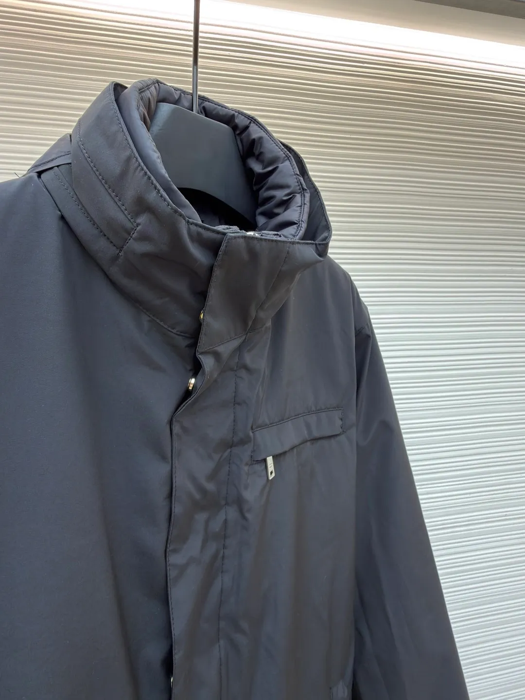 Prada hooded stand collar fabric two-piece jacket ●Original version: Purchased and developed for 25900 ●Item number: 1681534-E75 ●Fabric: high-density anti-static plain weave three-in-one floating yarn fabric ●Technology: Seamless laminated production ●Color: black ●Version: fitted version ●Weight: about 1100 grams ●Size: 46-48-50-52 ●Description: This Prada The Hooded Stand Collar Fabric Two-Piece Jacket features an advanced seamless taping process to ensure warmth and comfort in cold weather. The jacket is designed as a two-piece set. The inner layer is a warm cotton jacket and the outer layer is a windproof jacket, which can be flexibly matched according to weather changes. The hooded design features an adjustable drawstring for easy adjustment to personal needs. The front placket is closed with a zipper to enhance the windproof effect; the side pockets and chest pockets are reasonably designed to facilitate carrying small items. The fabric has been specially treated to feel soft and elastic, and can provide good thermal insulation effect in low temperature environments. The overall fit is loose, comfortable to wear and free of movement, suitable for daily travel or light outdoor activities. The overall wiring is straight and delicate, the fabric is comfortable and soft, and the color is consistent without color difference. It can be matched with the same style to create a fashionable look and control various occasions. Customized accessories, complete with three standards, same style for men and women!