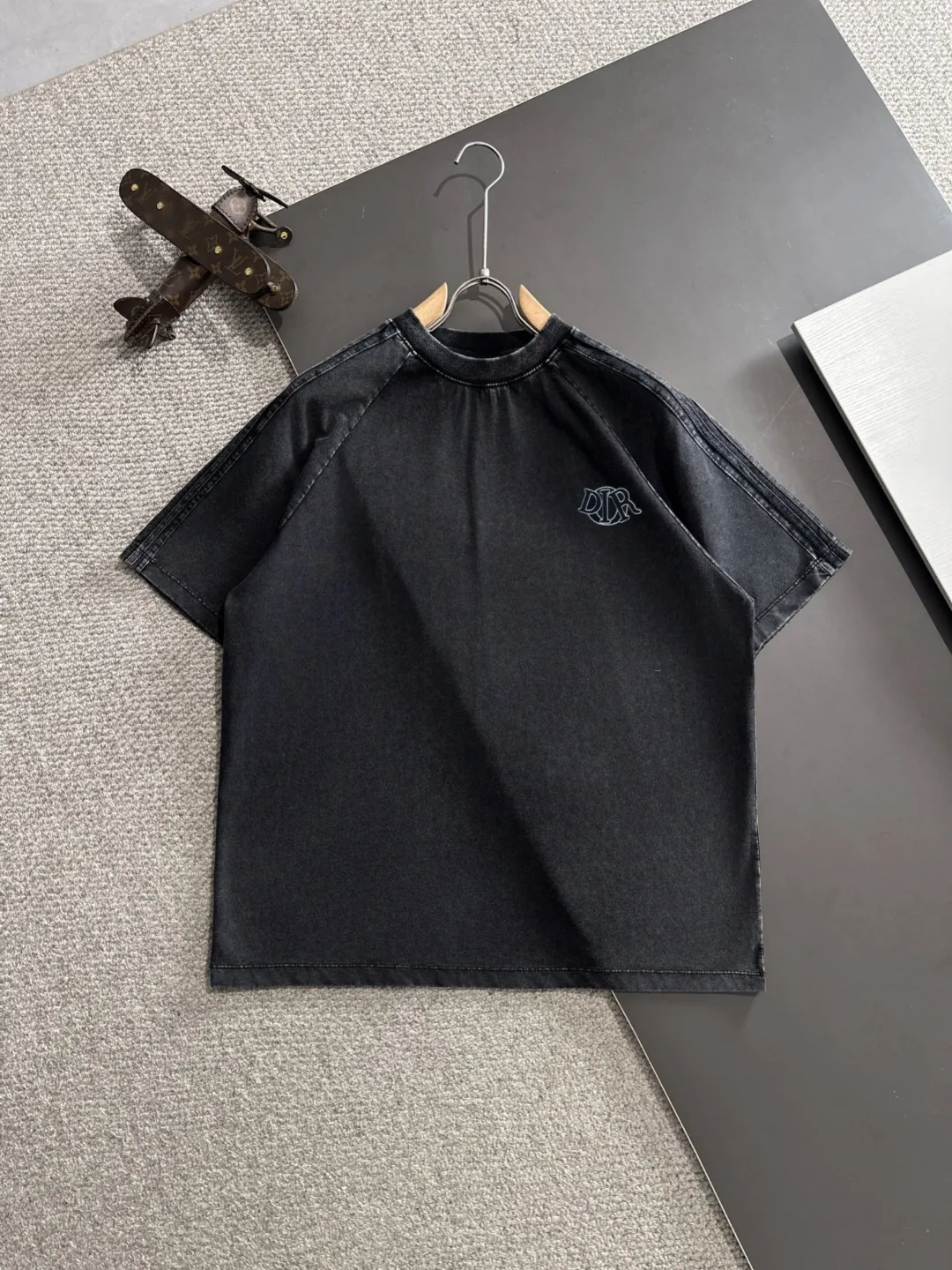 🅿️270 shipped next day. High quality DIOR Dior 2025 spring and summer new men's batik washed short-sleeved T-shirt. Made of combed heavy weight washed double yarn fabric. The high-strength fabric feels full of weight when weighed. The upper body is also more textured than ordinary T-shirts and is not easy to deform. This texture can cope with the weather. It is sweat-absorbent and breathable, suitable for both hot and cold! Perfectly produced with reference to the original stitch and stitch! Loose fit design, looks noble. Sizes: S to XXL