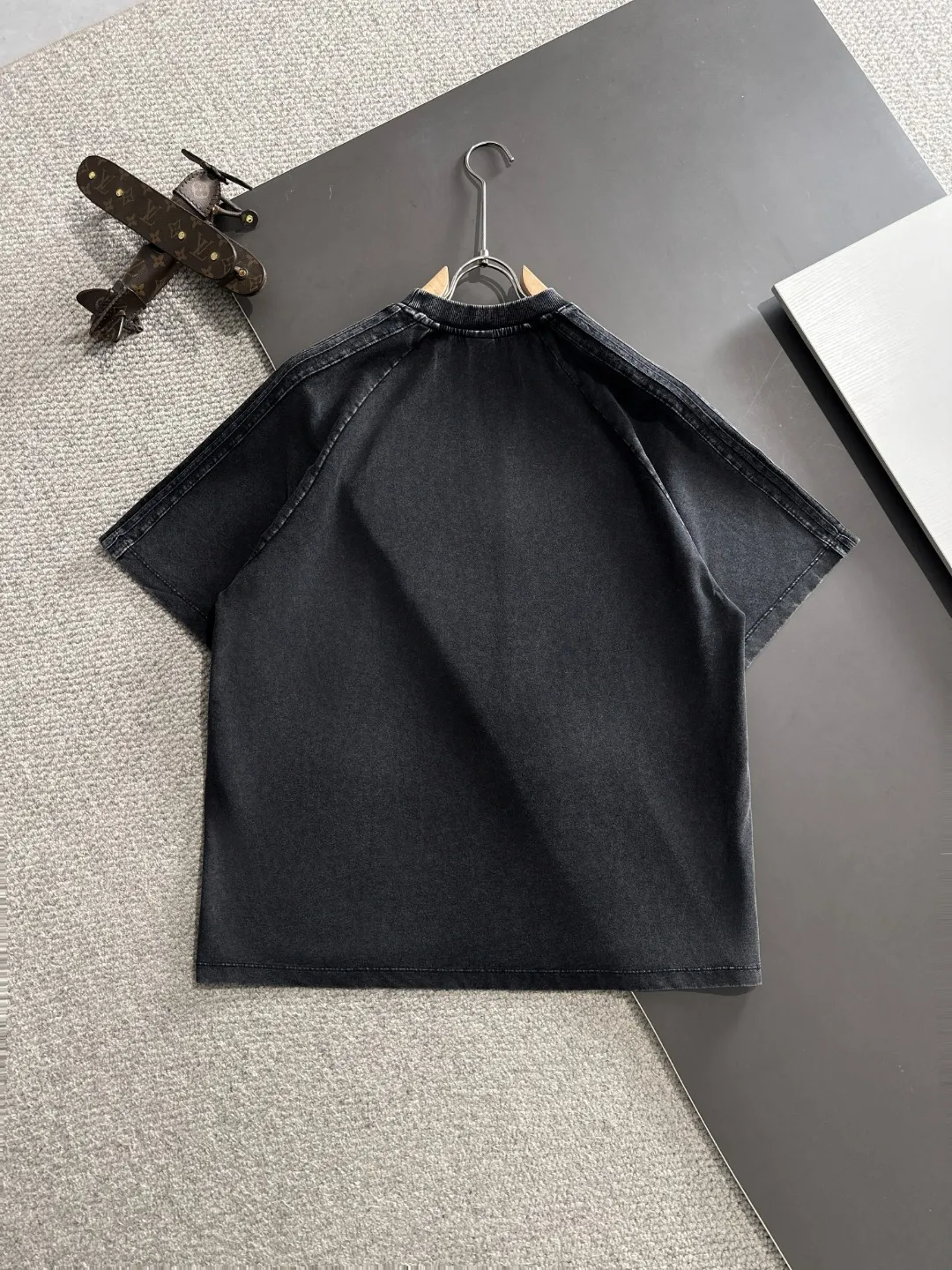 🅿️270 shipped next day. High quality DIOR Dior 2025 spring and summer new men's batik washed short-sleeved T-shirt. Made of combed heavy weight washed double yarn fabric. The high-strength fabric feels full of weight when weighed. The upper body is also more textured than ordinary T-shirts and is not easy to deform. This texture can cope with the weather. It is sweat-absorbent and breathable, suitable for both hot and cold! Perfectly produced with reference to the original stitch and stitch! Loose fit design, looks noble. Sizes: S to XXL