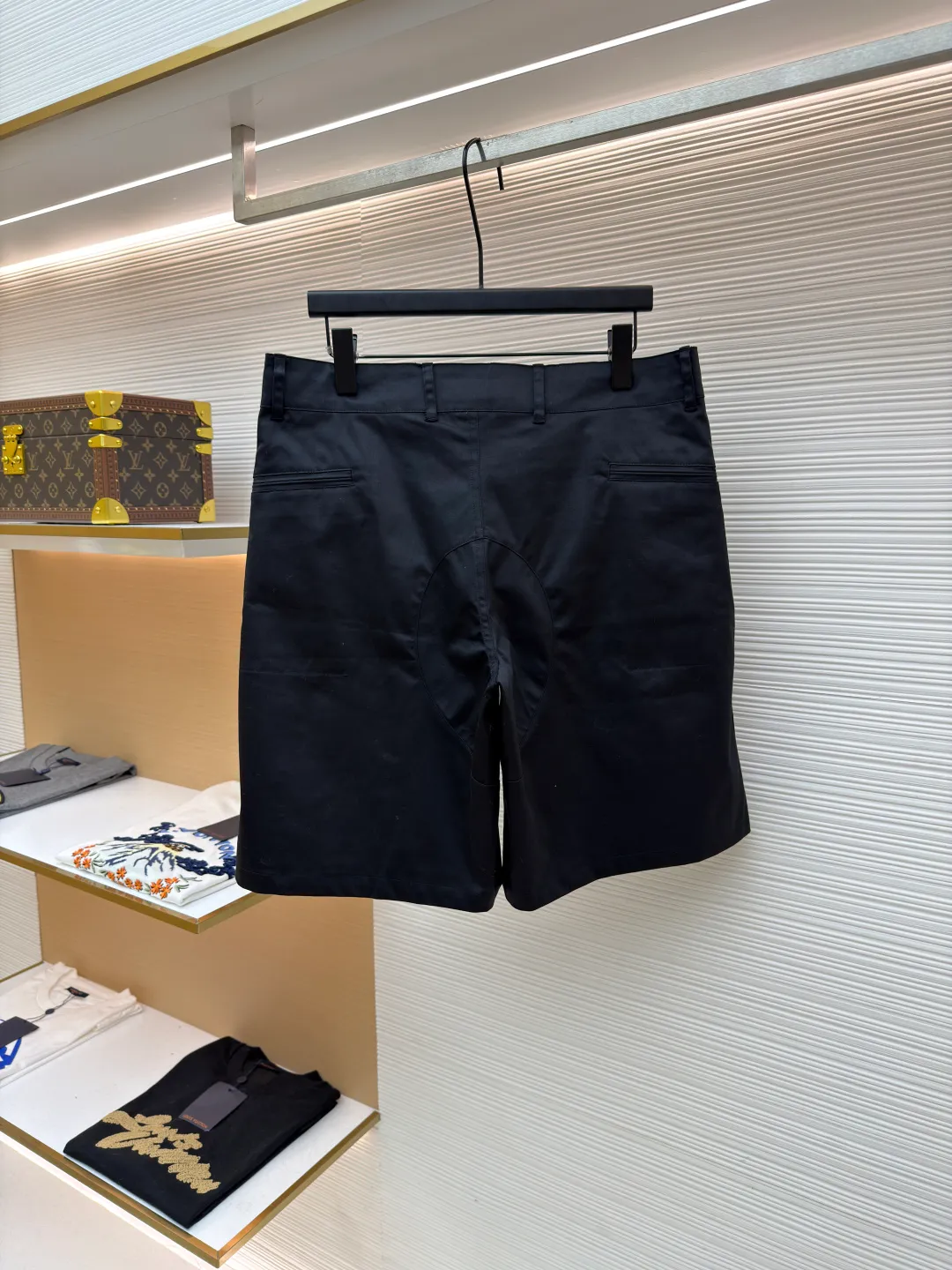 Dior Stone Island co-branded shorts ●Original version: purchased and developed for 21000 ●Item number: 1681493-B70 ●Fabric: cotton high-density twill satin fabric ●Technology: made by rubber coating ●Color: black ●Version: fitted version ●Weight: about 390 grams ●Size: 44-46-48-50 ●Description: The fabric is made of [60s cotton high-density twill satin fabric], [5A grade long-staple cotton yarn], [warp and weft density 200*120], purchased Y version and printed AB color to confirm the dye formula, [custom-dyed bulk fabric color], using [2C thickness TPU hot melt adhesive film], round shaft [glue coating process], high count [ Satin fabric] plus [adhesive film to keep the fabric] 3D three-dimensional, [cool coating] can absorb moisture and perspire, [mold customization with logo rotating puller], [5# platinum corn teeth closed tail zipper], [mould customization silicone cylindrical buckle], the bag is made of [domestic high-speed machine embroidered small logo letters + grid flat embroidered seal]. The overall wiring is straight and delicate, the fabric is comfortable and soft, and the color is consistent without color difference. It can be matched with the same style to create a fashionable look and control various occasions. Customized accessories, complete with three standards, same style for men and women!