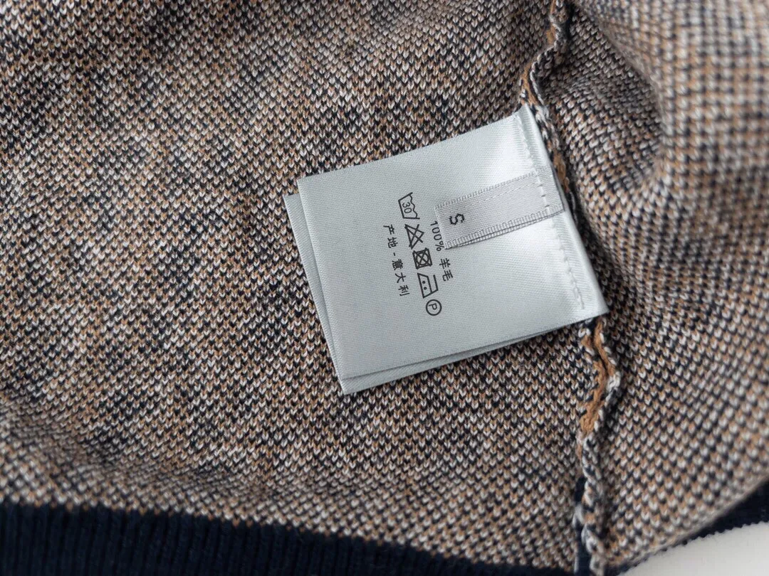 🅿️220 Available all year round. The correct version of Dior jacquard knitted Polo shirt. The fabric is made of Stol wool looms imported from Germany. The whole body is made of iconic Oblique printing. Straight cut. Customized flat machine collar with the same blue background color as the fabric. Open mold and custom engraved logo mother-of-pearl buttons. Exclusive version for the whole network. Customized official website consistent washed wheat. Full set of packaging accessories. Size XS-L