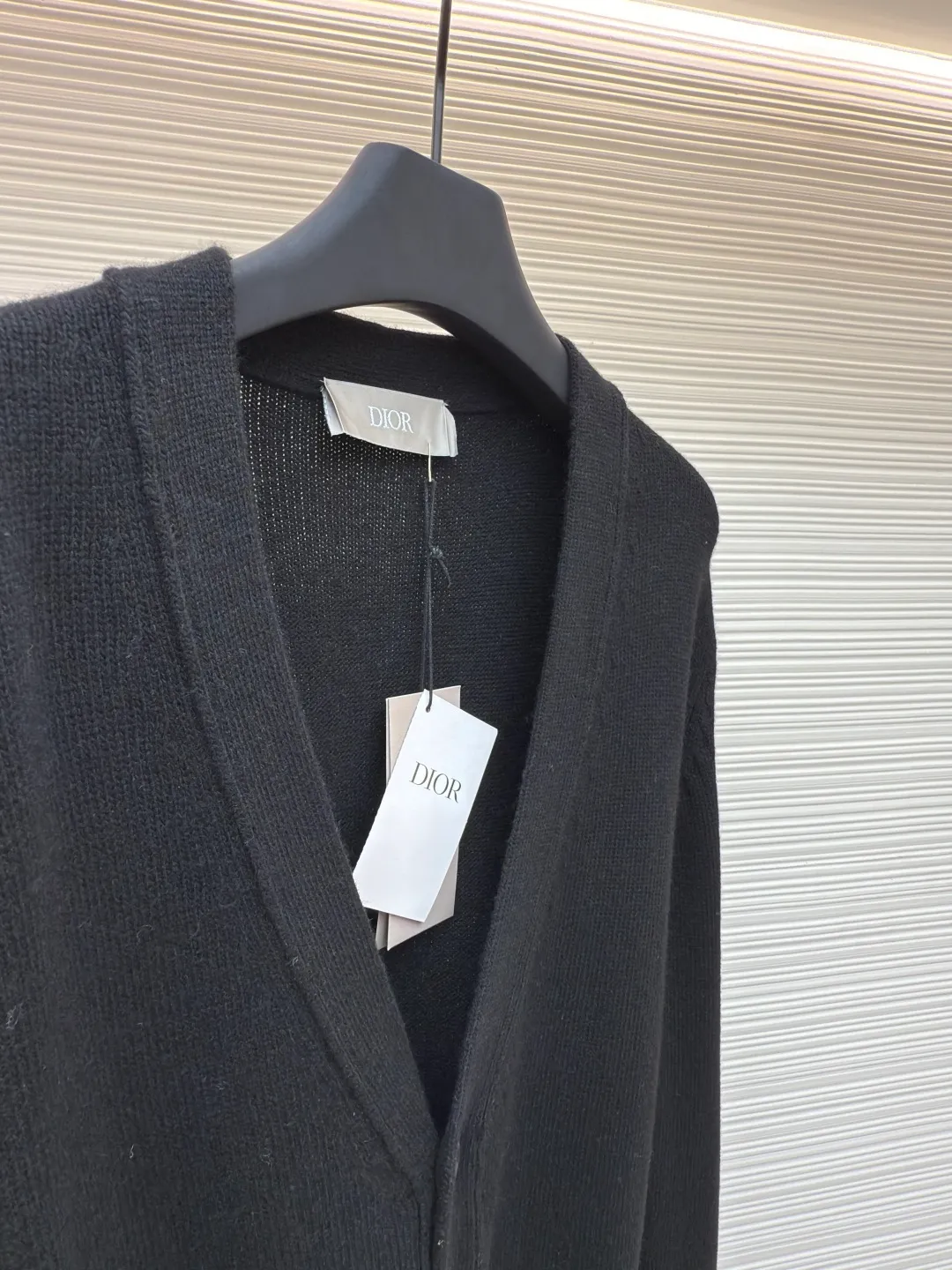 Dior logo cashmere cardigan ●Authentic product: Purchased and developed for 14500 ●Item number: 1680687-B90 ●Fabric: wool fabric ●Technology: knitting ●Version: loose version ●Weight: about 605 grams ●Size: XS-S-M-L ●Description: The wool is made of premium grade (90% wool 10% cashmere) yarn is woven, cashmere fabric has excellent warm performance: cashmere fabric has very good thermal insulation performance, this is because the cashmere fiber is thin and soft, and can keep warm in cold air; soft and comfortable: cashmere fabric feels very soft, giving people a comfortable touch ; In addition, the fiber structure of cashmere can prevent allergies and make people feel more comfortable. Moisture wicking: Cashmere fabric has good moisture absorption and perspiration, and can remain comfortable even in humid environments; this is a very practical advantage for people living in humid areas. The loom uses a 7-needle machine to weave at a uniform speed. Each piece takes 160 minutes. It is not like those ordinary computerized flat knitting machines that run to the limit in order to rush goods for efficiency. The stitches of the woven garments are of different sizes, with characters and patterns. For our entire garment, the texture of the garments is clean, without characters, and there will be no patterns on the garments, which greatly ensures the texture and clear texture of the garments. The overall wiring is straight and delicate, the fabric is comfortable and soft, and the color is consistent without color difference. It can be matched with the same style to create a fashionable look and control various occasions. Customized accessories, complete with three standards, same style for men and women!