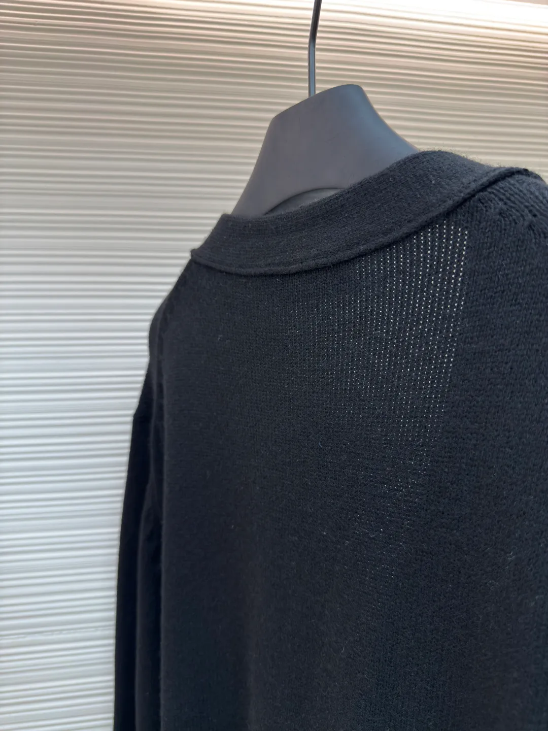 Dior logo cashmere cardigan ●Authentic product: Purchased and developed for 14500 ●Item number: 1680687-B90 ●Fabric: wool fabric ●Technology: knitting ●Version: loose version ●Weight: about 605 grams ●Size: XS-S-M-L ●Description: The wool is made of premium grade (90% wool 10% cashmere) yarn is woven, cashmere fabric has excellent warm performance: cashmere fabric has very good thermal insulation performance, this is because the cashmere fiber is thin and soft, and can keep warm in cold air; soft and comfortable: cashmere fabric feels very soft, giving people a comfortable touch ; In addition, the fiber structure of cashmere can prevent allergies and make people feel more comfortable. Moisture wicking: Cashmere fabric has good moisture absorption and perspiration, and can remain comfortable even in humid environments; this is a very practical advantage for people living in humid areas. The loom uses a 7-needle machine to weave at a uniform speed. Each piece takes 160 minutes. It is not like those ordinary computerized flat knitting machines that run to the limit in order to rush goods for efficiency. The stitches of the woven garments are of different sizes, with characters and patterns. For our entire garment, the texture of the garments is clean, without characters, and there will be no patterns on the garments, which greatly ensures the texture and clear texture of the garments. The overall wiring is straight and delicate, the fabric is comfortable and soft, and the color is consistent without color difference. It can be matched with the same style to create a fashionable look and control various occasions. Customized accessories, complete with three standards, same style for men and women!