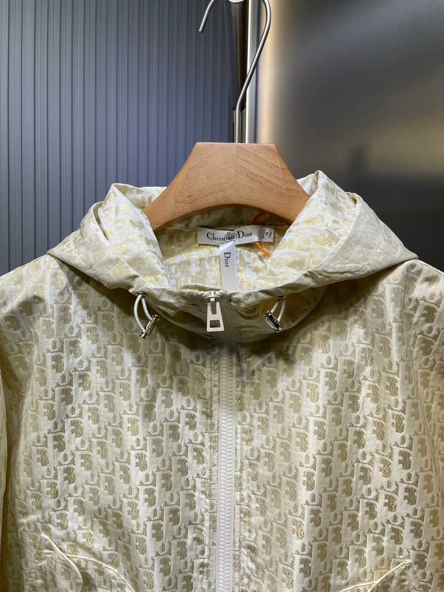 🅿️520 Dio* 25Ss early spring new style presbyopic jacket丨⚠Original development! High quality production! This hooded jacket is decorated with golden Oblique jacquard, recalling the classic pattern launched by D*or in 1967〰YB customized golden taffeta technical jacquard fabric🔜, and the right pocket is decorated with bee embroidery✔more refined✨Super super heavy work‼ The most important thing is that to make a floral design, the workmanship cost is double that of an ordinary jacket💪 The texture is really unbeatable🤟 In stock SML