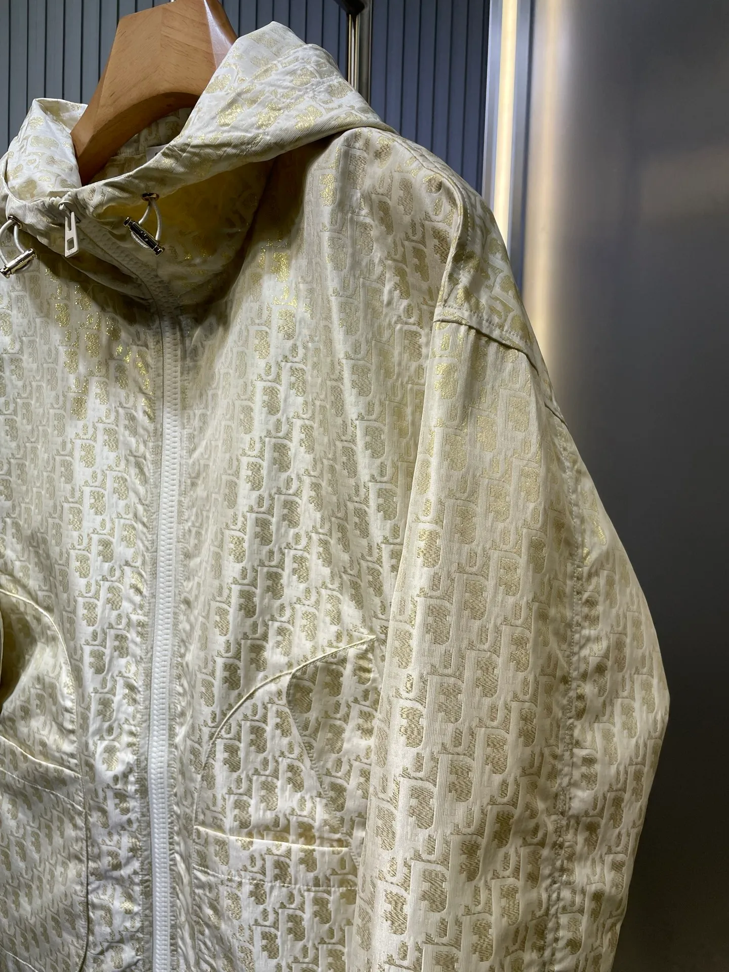 🅿️520 Dio* 25Ss early spring new style presbyopic jacket丨⚠Original development! High quality production! This hooded jacket is decorated with golden Oblique jacquard, recalling the classic pattern launched by D*or in 1967〰YB customized golden taffeta technical jacquard fabric🔜, and the right pocket is decorated with bee embroidery✔more refined✨Super super heavy work‼ The most important thing is that to make a floral design, the workmanship cost is double that of an ordinary jacket💪 The texture is really unbeatable🤟 In stock SML