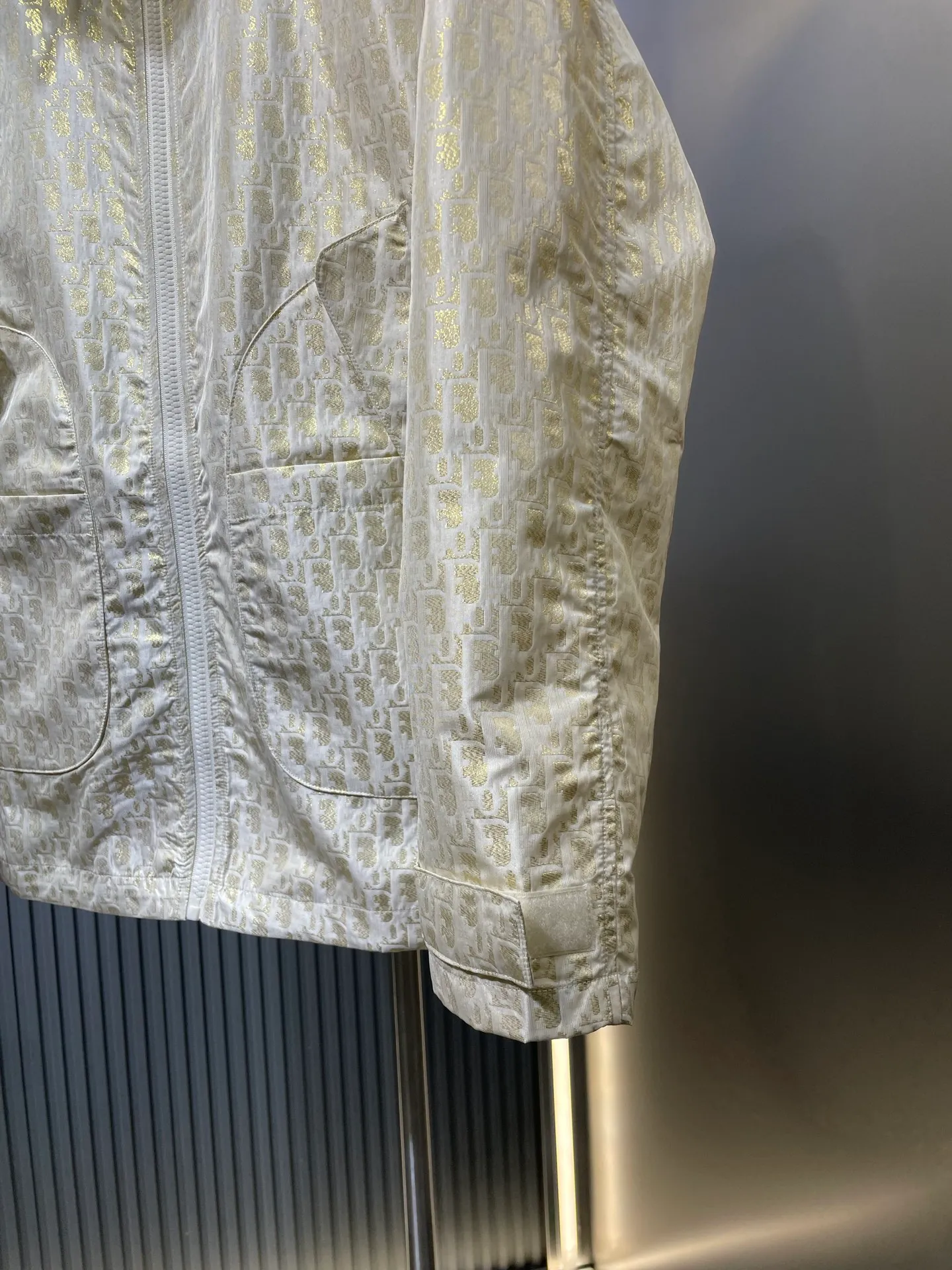 🅿️520 Dio* 25Ss early spring new style presbyopic jacket丨⚠Original development! High quality production! This hooded jacket is decorated with golden Oblique jacquard, recalling the classic pattern launched by D*or in 1967〰YB customized golden taffeta technical jacquard fabric🔜, and the right pocket is decorated with bee embroidery✔more refined✨Super super heavy work‼ The most important thing is that to make a floral design, the workmanship cost is double that of an ordinary jacket💪 The texture is really unbeatable🤟 In stock SML