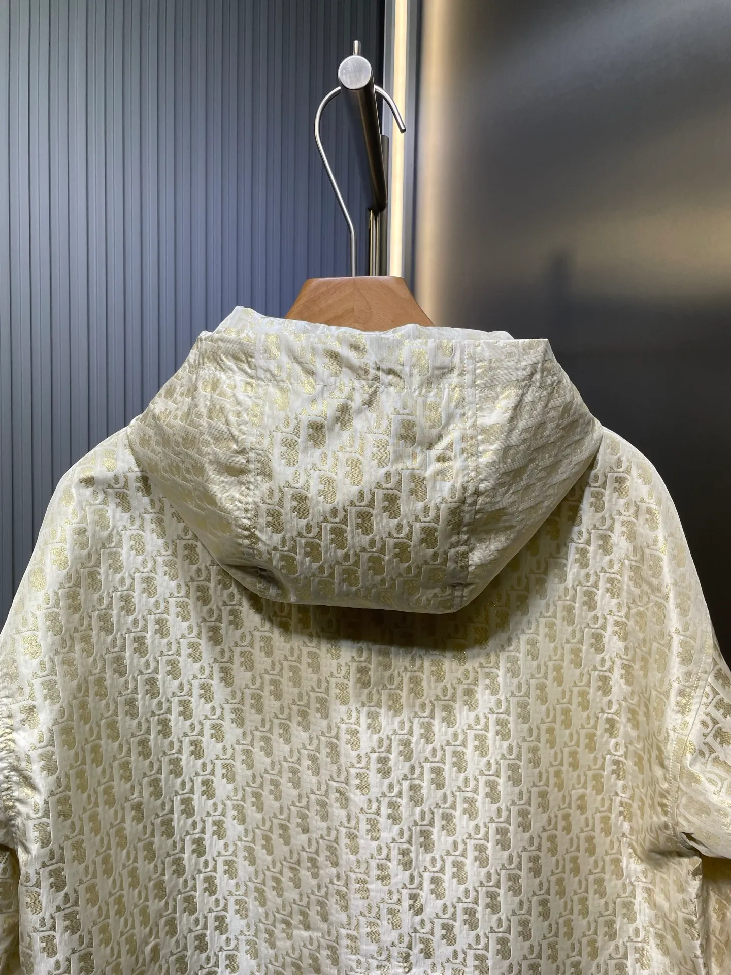 🅿️520 Dio* 25Ss early spring new style presbyopic jacket丨⚠Original development! High quality production! This hooded jacket is decorated with golden Oblique jacquard, recalling the classic pattern launched by D*or in 1967〰YB customized golden taffeta technical jacquard fabric🔜, and the right pocket is decorated with bee embroidery✔more refined✨Super super heavy work‼ The most important thing is that to make a floral design, the workmanship cost is double that of an ordinary jacket💪 The texture is really unbeatable🤟 In stock SML