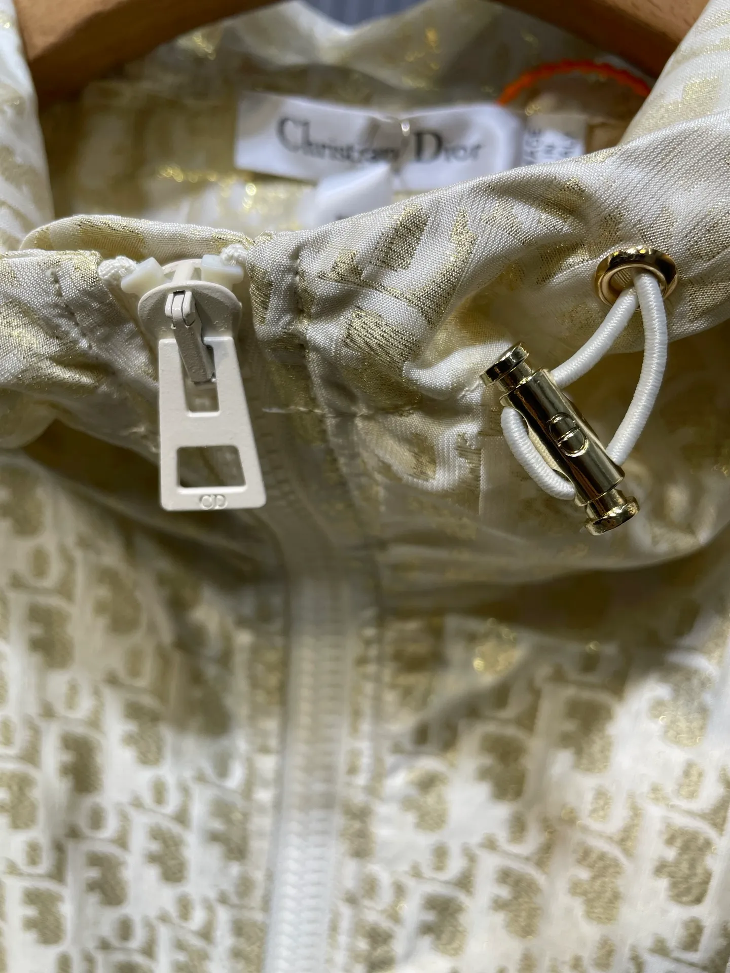 🅿️520 Dio* 25Ss early spring new style presbyopic jacket丨⚠Original development! High quality production! This hooded jacket is decorated with golden Oblique jacquard, recalling the classic pattern launched by D*or in 1967〰YB customized golden taffeta technical jacquard fabric🔜, and the right pocket is decorated with bee embroidery✔more refined✨Super super heavy work‼ The most important thing is that to make a floral design, the workmanship cost is double that of an ordinary jacket💪 The texture is really unbeatable🤟 In stock SML