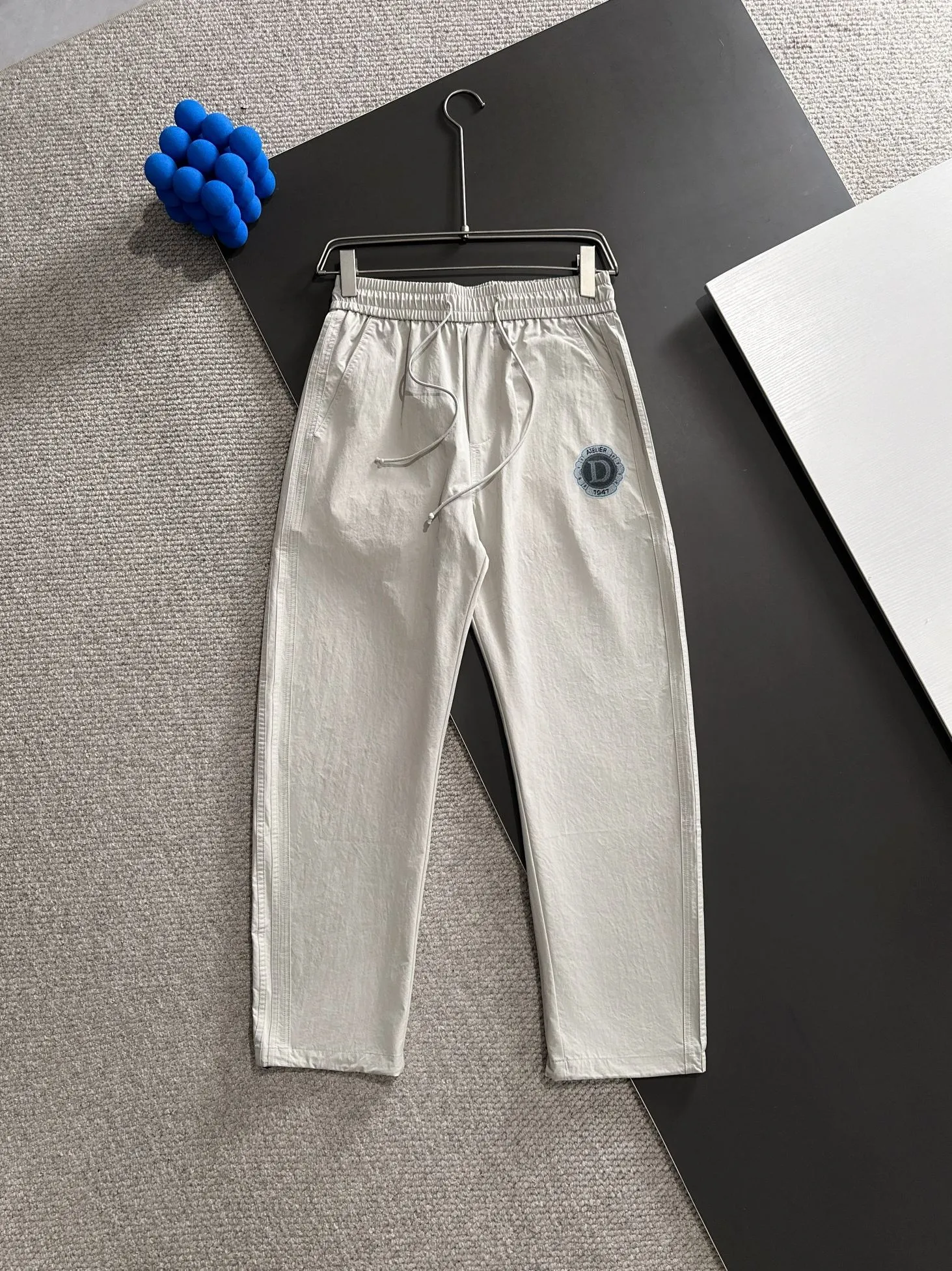 🅿️400 next day shipping Dior 2025 spring and summer new elastic band casual pants, thin counter custom fabrics, high breathability and comfort, impeccable details, brand element design concept, reflecting high quality. It feels delicate and soft! Not easy to wrinkle! It presents a casual cut and the upper body shape is great! Size: M-3XL
