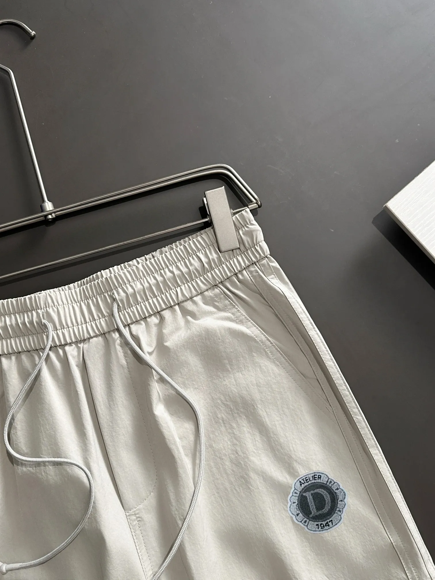 🅿️400 next day shipping Dior 2025 spring and summer new elastic band casual pants, thin counter custom fabrics, high breathability and comfort, impeccable details, brand element design concept, reflecting high quality. It feels delicate and soft! Not easy to wrinkle! It presents a casual cut and the upper body shape is great! Size: M-3XL