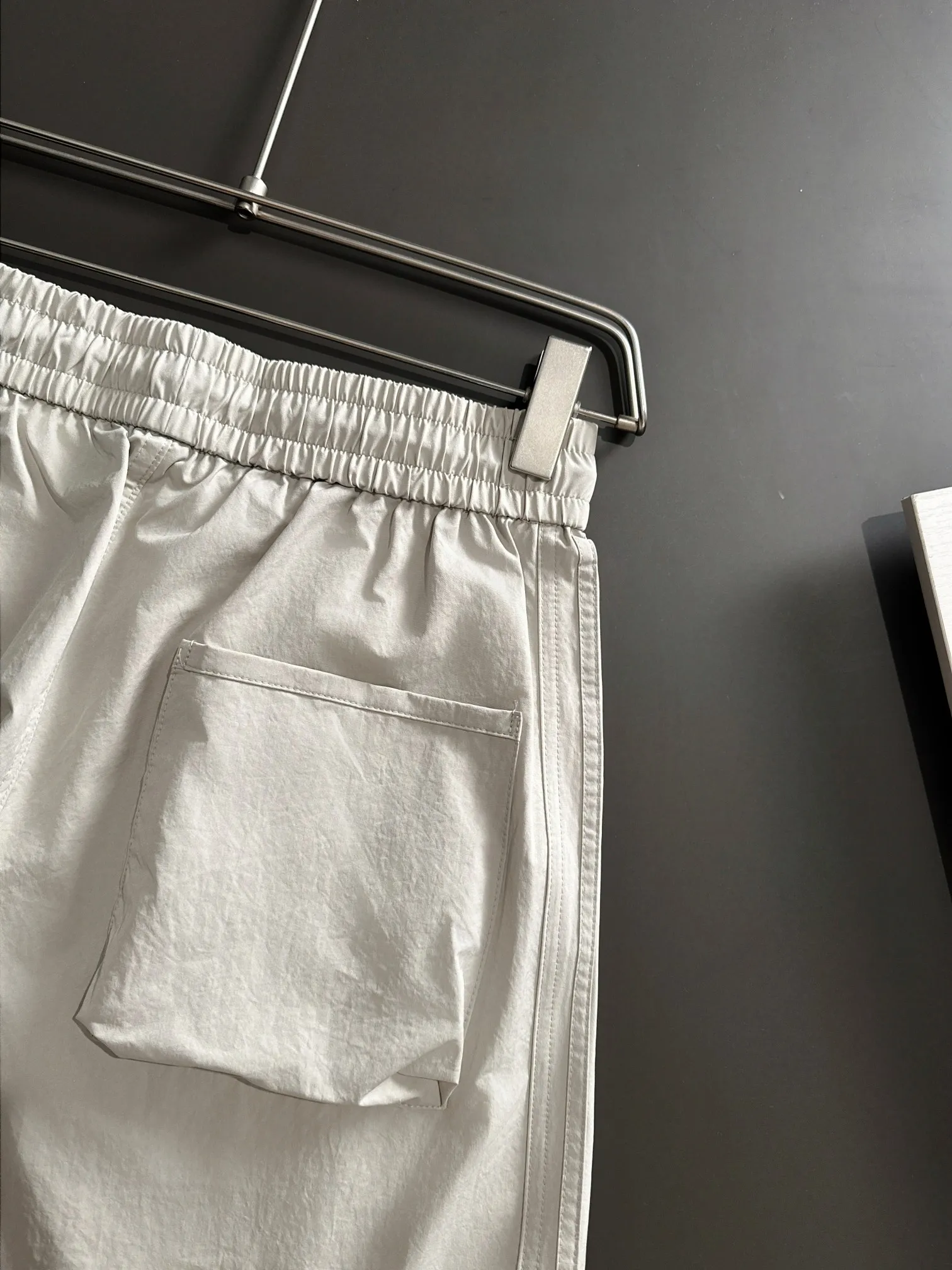 🅿️400 next day shipping Dior 2025 spring and summer new elastic band casual pants, thin counter custom fabrics, high breathability and comfort, impeccable details, brand element design concept, reflecting high quality. It feels delicate and soft! Not easy to wrinkle! It presents a casual cut and the upper body shape is great! Size: M-3XL