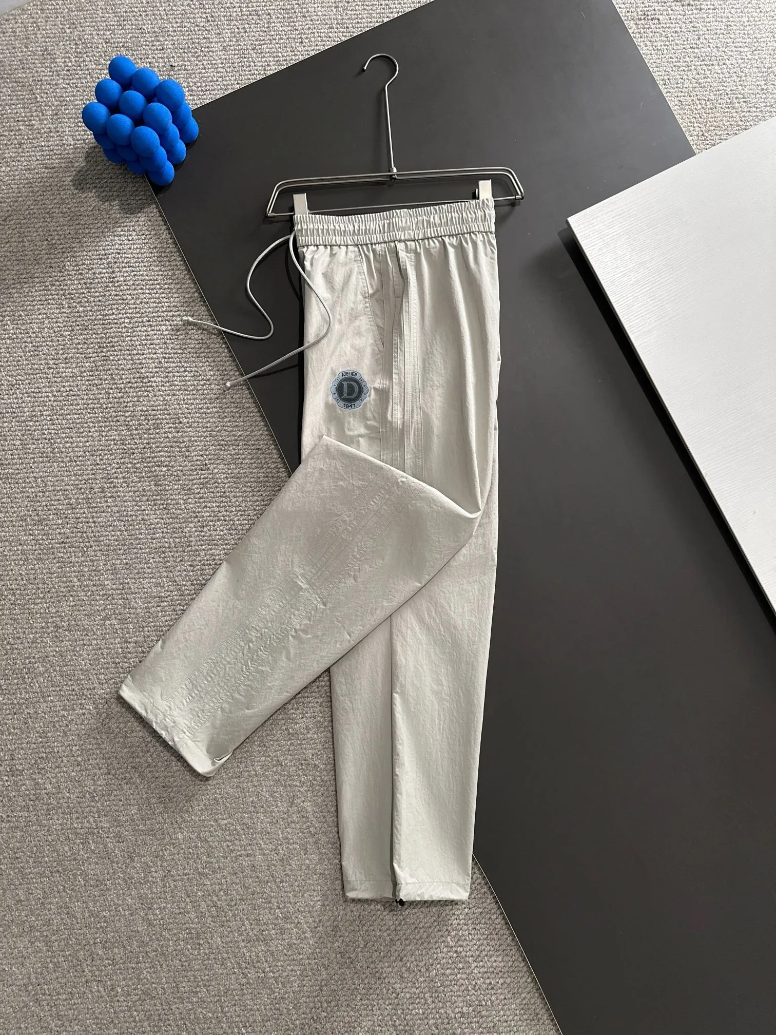 🅿️400 next day shipping Dior 2025 spring and summer new elastic band casual pants, thin counter custom fabrics, high breathability and comfort, impeccable details, brand element design concept, reflecting high quality. It feels delicate and soft! Not easy to wrinkle! It presents a casual cut and the upper body shape is great! Size: M-3XL