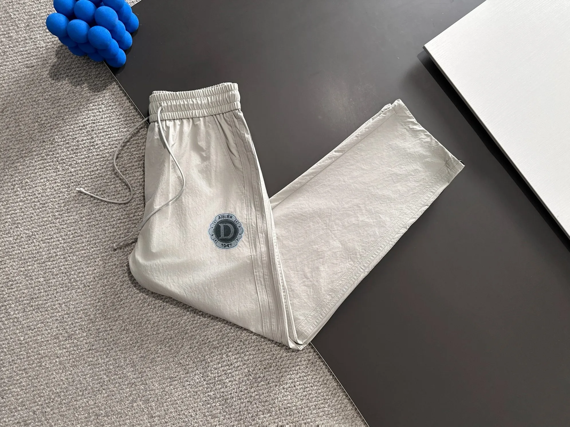🅿️400 next day shipping Dior 2025 spring and summer new elastic band casual pants, thin counter custom fabrics, high breathability and comfort, impeccable details, brand element design concept, reflecting high quality. It feels delicate and soft! Not easy to wrinkle! It presents a casual cut and the upper body shape is great! Size: M-3XL