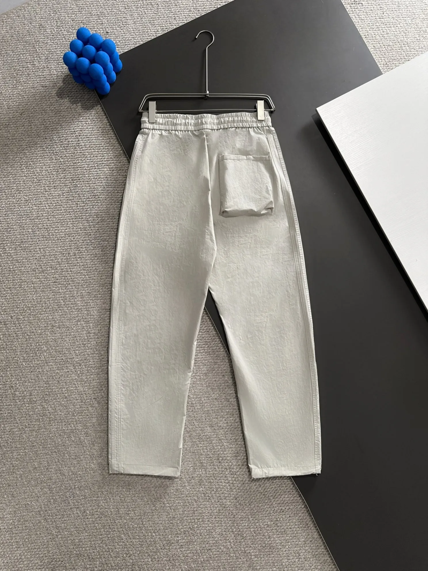 🅿️400 next day shipping Dior 2025 spring and summer new elastic band casual pants, thin counter custom fabrics, high breathability and comfort, impeccable details, brand element design concept, reflecting high quality. It feels delicate and soft! Not easy to wrinkle! It presents a casual cut and the upper body shape is great! Size: M-3XL