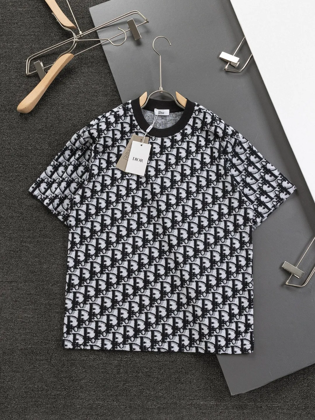 🅿️210 DIOR Dior Dior CD micro wide version S-XL CD jacquard all-over printed knitted short-sleeved T-shirt, cotton blended terry jersey fabric, originally developed. This comes from the 2024 beachwear limited series. The full logo jacquard towel highlights the classic obliaue flower, with an S-pattern round neck and topstitching. It is unique and decorated with oblique throughout. Jacquard, ribbed round neck with V-shaped topstitching, customized accessories, and the whole body is customized and developed according to the Y board... Complete with three standards, it can control various styles, the same style for men and women! Color: Black Blue Green Size: S-XL Size chart: S: Shoulder width 55-Bust 56-Length 71.5 M: Shoulder width 56.5-Bust 58-Length 73 L: Shoulder width 58-Bust 60-Length 74.5 XL: Shoulder width 59.5-Bust 62-Length 76