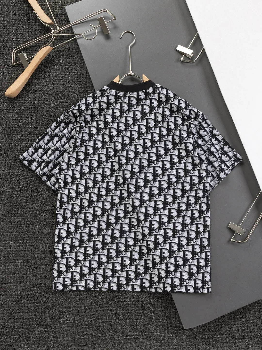🅿️210 DIOR Dior Dior CD micro wide version S-XL CD jacquard all-over printed knitted short-sleeved T-shirt, cotton blended terry jersey fabric, originally developed. This comes from the 2024 beachwear limited series. The full logo jacquard towel highlights the classic obliaue flower, with an S-pattern round neck and topstitching. It is unique and decorated with oblique throughout. Jacquard, ribbed round neck with V-shaped topstitching, customized accessories, and the whole body is customized and developed according to the Y board... Complete with three standards, it can control various styles, the same style for men and women! Color: Black Blue Green Size: S-XL Size chart: S: Shoulder width 55-Bust 56-Length 71.5 M: Shoulder width 56.5-Bust 58-Length 73 L: Shoulder width 58-Bust 60-Length 74.5 XL: Shoulder width 59.5-Bust 62-Length 76