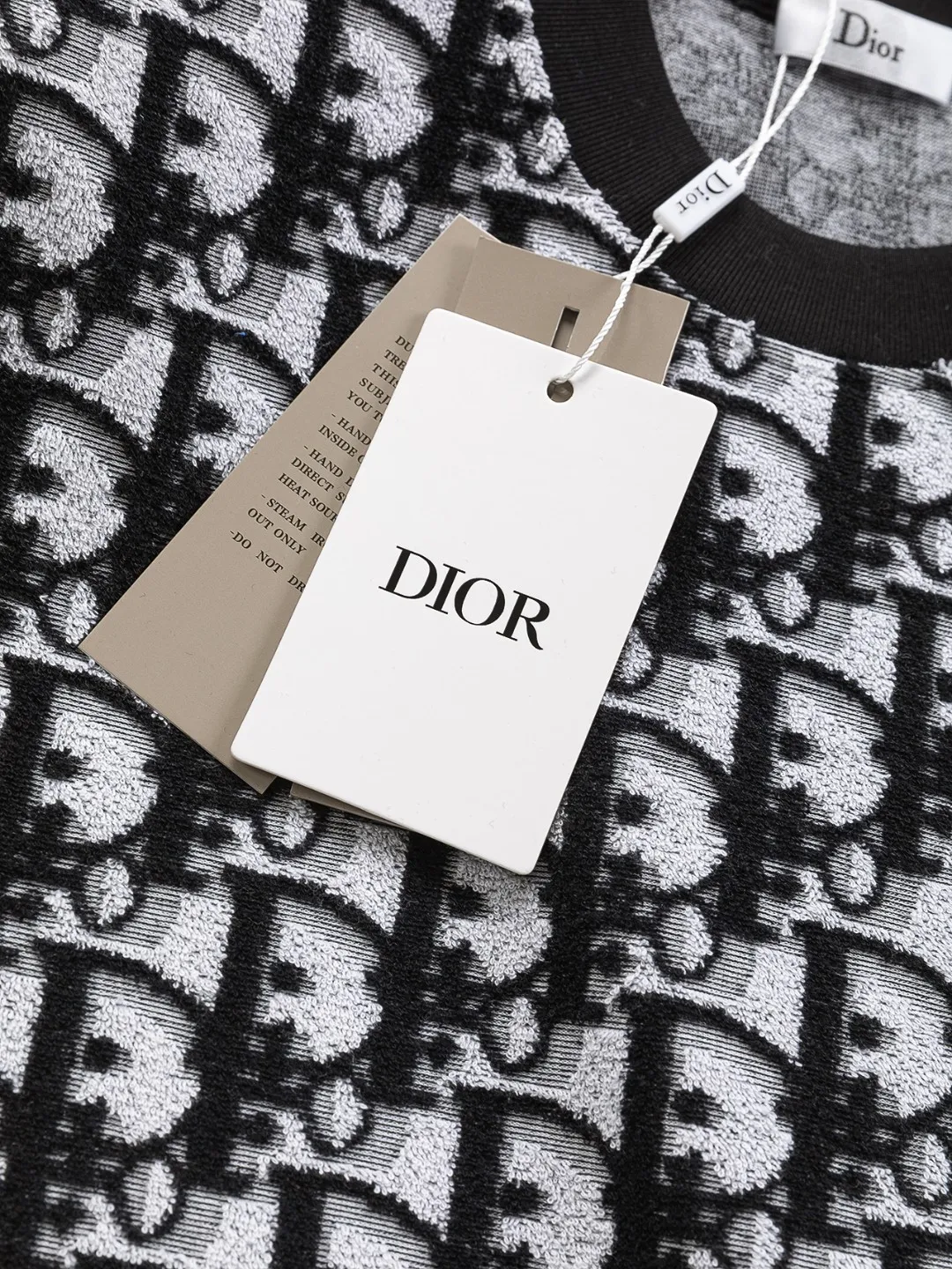 🅿️210 DIOR Dior Dior CD micro wide version S-XL CD jacquard all-over printed knitted short-sleeved T-shirt, cotton blended terry jersey fabric, originally developed. This comes from the 2024 beachwear limited series. The full logo jacquard towel highlights the classic obliaue flower, with an S-pattern round neck and topstitching. It is unique and decorated with oblique throughout. Jacquard, ribbed round neck with V-shaped topstitching, customized accessories, and the whole body is customized and developed according to the Y board... Complete with three standards, it can control various styles, the same style for men and women! Color: Black Blue Green Size: S-XL Size chart: S: Shoulder width 55-Bust 56-Length 71.5 M: Shoulder width 56.5-Bust 58-Length 73 L: Shoulder width 58-Bust 60-Length 74.5 XL: Shoulder width 59.5-Bust 62-Length 76