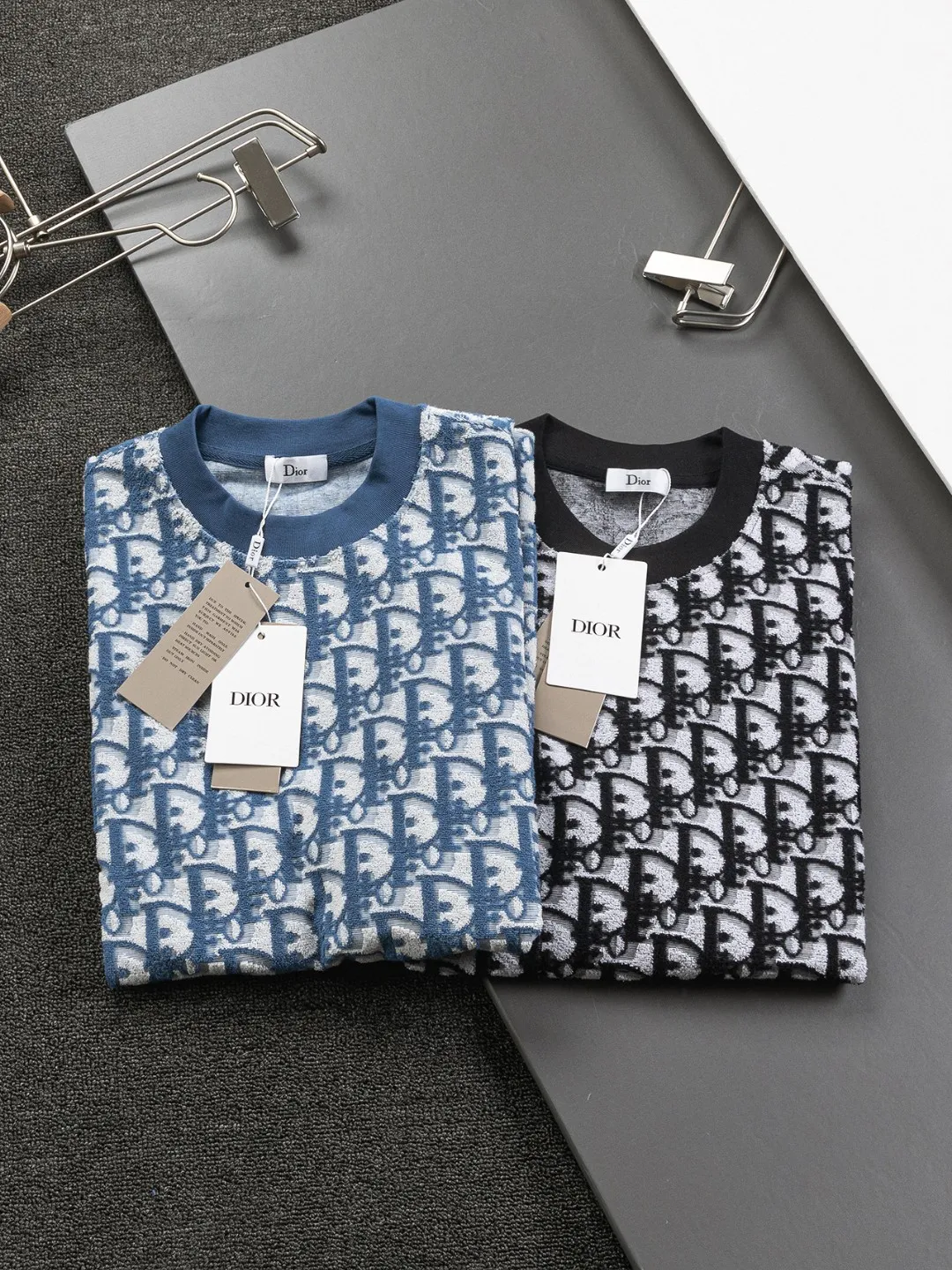 🅿️210 DIOR Dior Dior CD micro wide version S-XL CD jacquard all-over printed knitted short-sleeved T-shirt, cotton blended terry jersey fabric, originally developed. This comes from the 2024 beachwear limited series. The full logo jacquard towel highlights the classic obliaue flower, with an S-pattern round neck and topstitching. It is unique and decorated with oblique throughout. Jacquard, ribbed round neck with V-shaped topstitching, customized accessories, and the whole body is customized and developed according to the Y board... Complete with three standards, it can control various styles, the same style for men and women! Color: Black Blue Green Size: S-XL Size chart: S: Shoulder width 55-Bust 56-Length 71.5 M: Shoulder width 56.5-Bust 58-Length 73 L: Shoulder width 58-Bust 60-Length 74.5 XL: Shoulder width 59.5-Bust 62-Length 76