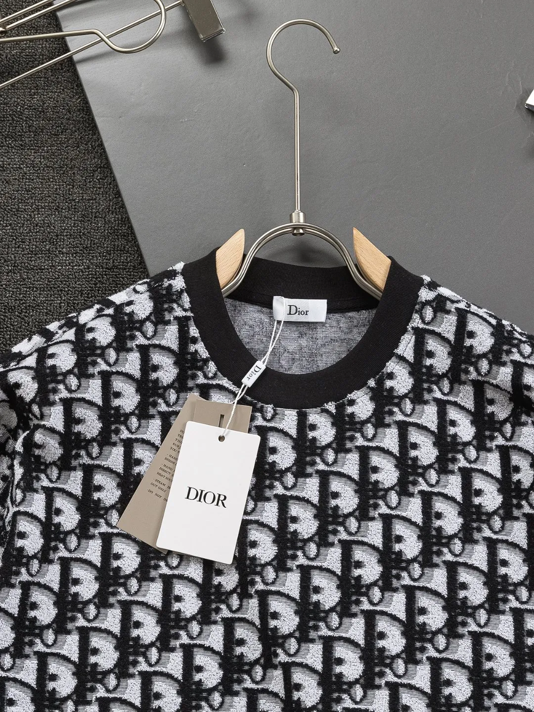 🅿️210 DIOR Dior Dior CD micro wide version S-XL CD jacquard all-over printed knitted short-sleeved T-shirt, cotton blended terry jersey fabric, originally developed. This comes from the 2024 beachwear limited series. The full logo jacquard towel highlights the classic obliaue flower, with an S-pattern round neck and topstitching. It is unique and decorated with oblique throughout. Jacquard, ribbed round neck with V-shaped topstitching, customized accessories, and the whole body is customized and developed according to the Y board... Complete with three standards, it can control various styles, the same style for men and women! Color: Black Blue Green Size: S-XL Size chart: S: Shoulder width 55-Bust 56-Length 71.5 M: Shoulder width 56.5-Bust 58-Length 73 L: Shoulder width 58-Bust 60-Length 74.5 XL: Shoulder width 59.5-Bust 62-Length 76