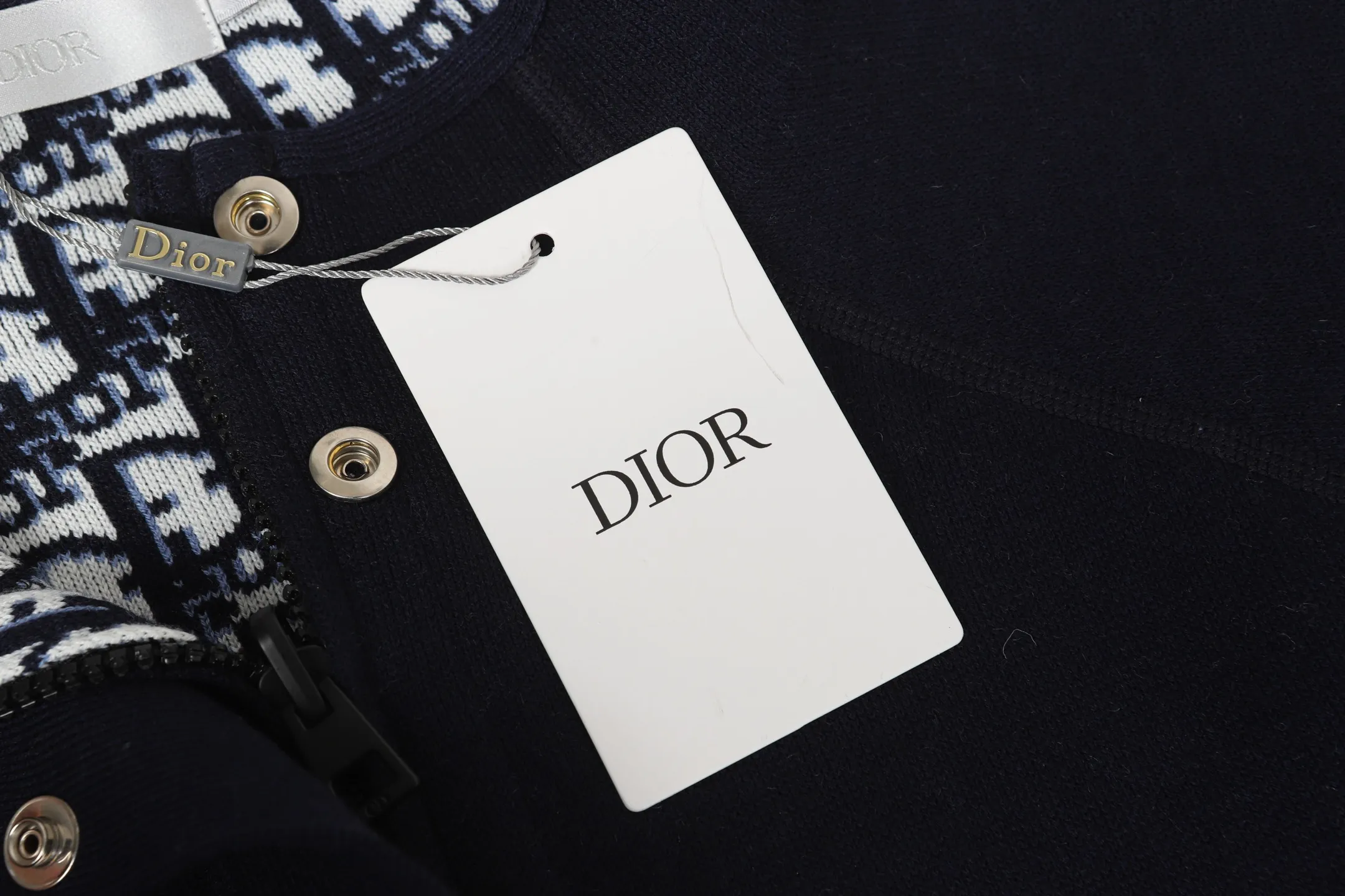 🅿️520 [Women's Style] DIOR/Dior 25FW presbyopic double-sided cashmere crew neck sweater. The fabric is made of top-quality cashmere yarn. The jacquard knitted cashmere sweater adopts a double-sided wearable design and is made of selected high-quality cashmere materials. After fine weaving process, it presents a soft and comfortable touch and excellent thermal insulation performance. The iconic Oblique jacquard pattern is perfectly presented through precision knitting technology. It can be worn on both sides, showing different style charms. The round neck design is simple and elegant, suitable for various matching occasions. Exquisite knitting technology ensures that the clothes are not easily deformed and remain crisp and long-lasting. The double-sided design concept reflects DIOR's perfect balance of practicality and fashion. Each sweater undergoes strict quality inspection to ensure that the quality meets the brand's consistently high standards. This knitted item combines warmth and style, making it an exquisite addition to your autumn and winter wardrobe. Size:S/M/L