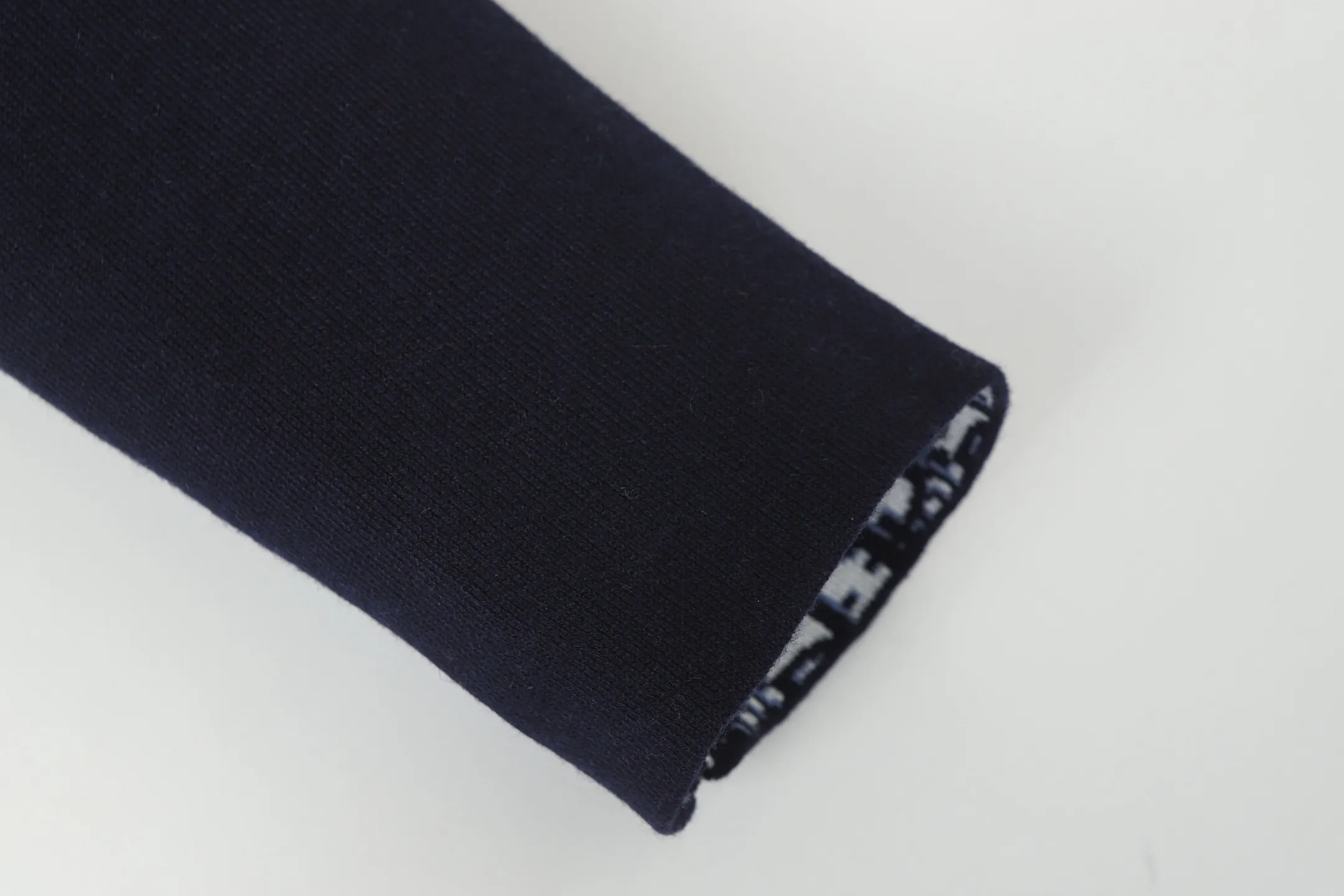 🅿️520 [Women's Style] DIOR/Dior 25FW presbyopic double-sided cashmere crew neck sweater. The fabric is made of top-quality cashmere yarn. The jacquard knitted cashmere sweater adopts a double-sided wearable design and is made of selected high-quality cashmere materials. After fine weaving process, it presents a soft and comfortable touch and excellent thermal insulation performance. The iconic Oblique jacquard pattern is perfectly presented through precision knitting technology. It can be worn on both sides, showing different style charms. The round neck design is simple and elegant, suitable for various matching occasions. Exquisite knitting technology ensures that the clothes are not easily deformed and remain crisp and long-lasting. The double-sided design concept reflects DIOR's perfect balance of practicality and fashion. Each sweater undergoes strict quality inspection to ensure that the quality meets the brand's consistently high standards. This knitted item combines warmth and style, making it an exquisite addition to your autumn and winter wardrobe. Size:S/M/L