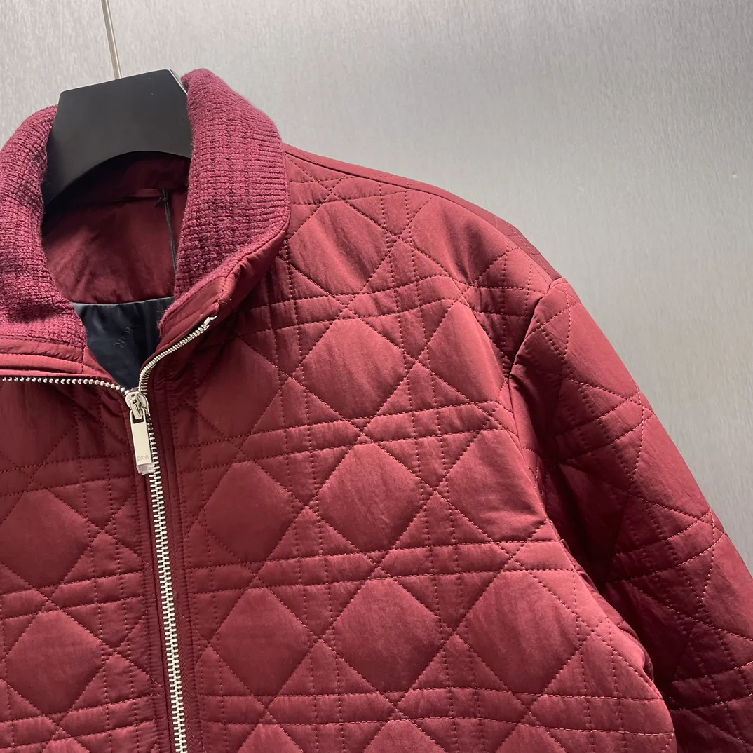 🅿️760 🧧CD Cannage Burgundy Jacket SIZE: S-XL This cannage jacket reinterprets Dior’s classic pattern. Crafted from burgundy technical fabric, it features an all-over quilted cannage pattern, a ribbed collar and cuffs, and untucked stash pockets. Wear it with jeans or tailored trousers.