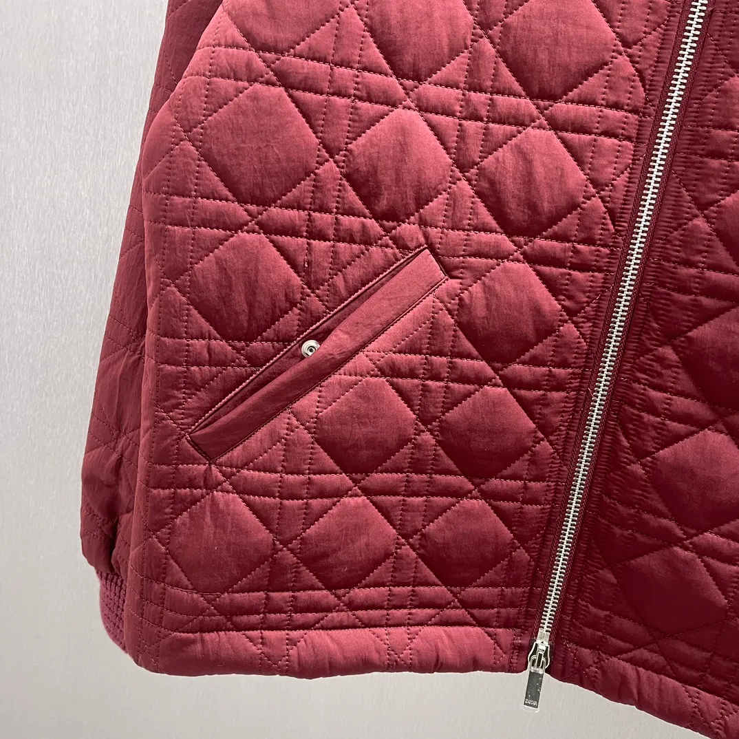 🅿️760 🧧CD Cannage Burgundy Jacket SIZE: S-XL This cannage jacket reinterprets Dior’s classic pattern. Crafted from burgundy technical fabric, it features an all-over quilted cannage pattern, a ribbed collar and cuffs, and untucked stash pockets. Wear it with jeans or tailored trousers.