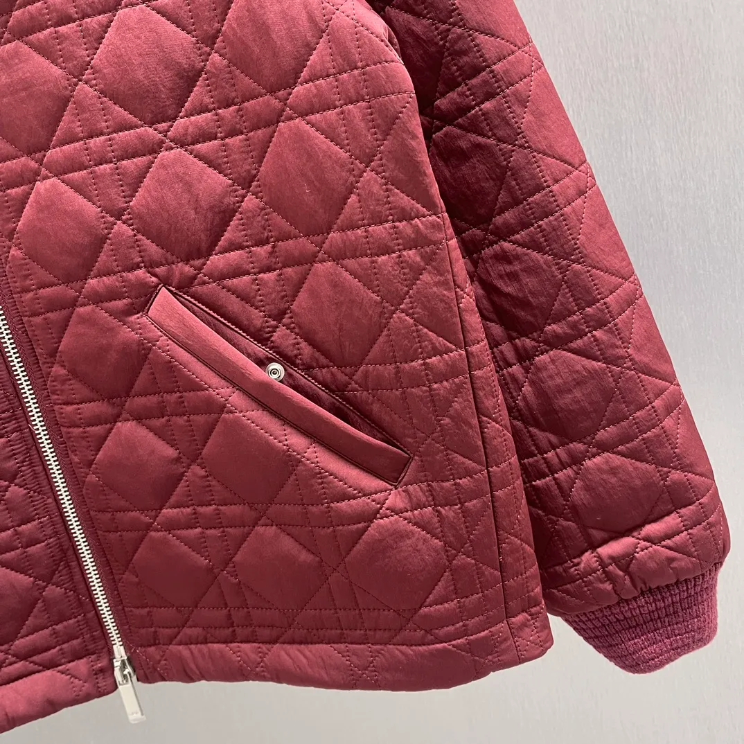 🅿️760 🧧CD Cannage Burgundy Jacket SIZE: S-XL This cannage jacket reinterprets Dior’s classic pattern. Crafted from burgundy technical fabric, it features an all-over quilted cannage pattern, a ribbed collar and cuffs, and untucked stash pockets. Wear it with jeans or tailored trousers.