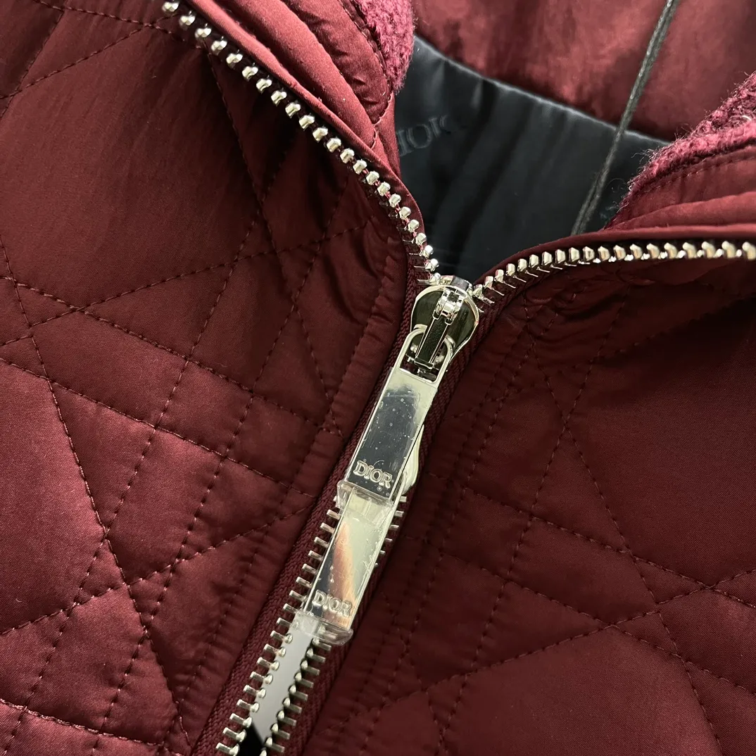 🅿️760 🧧CD Cannage Burgundy Jacket SIZE: S-XL This cannage jacket reinterprets Dior’s classic pattern. Crafted from burgundy technical fabric, it features an all-over quilted cannage pattern, a ribbed collar and cuffs, and untucked stash pockets. Wear it with jeans or tailored trousers.