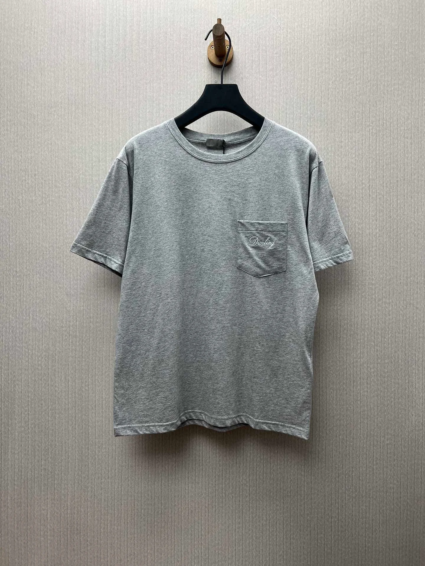 🅿️240 Dior 25ss new T-shirt is a new product of the 2025 winter men's wear series. It is decorated with Dior Love embroidery inspired by Dior archives, paying tribute to Dior's heritage. Crafted from white cotton jersey with a ribbed crew neck. The regular fit pairs easily with tailored trousers and oversized jeans. Size: S.M.L.