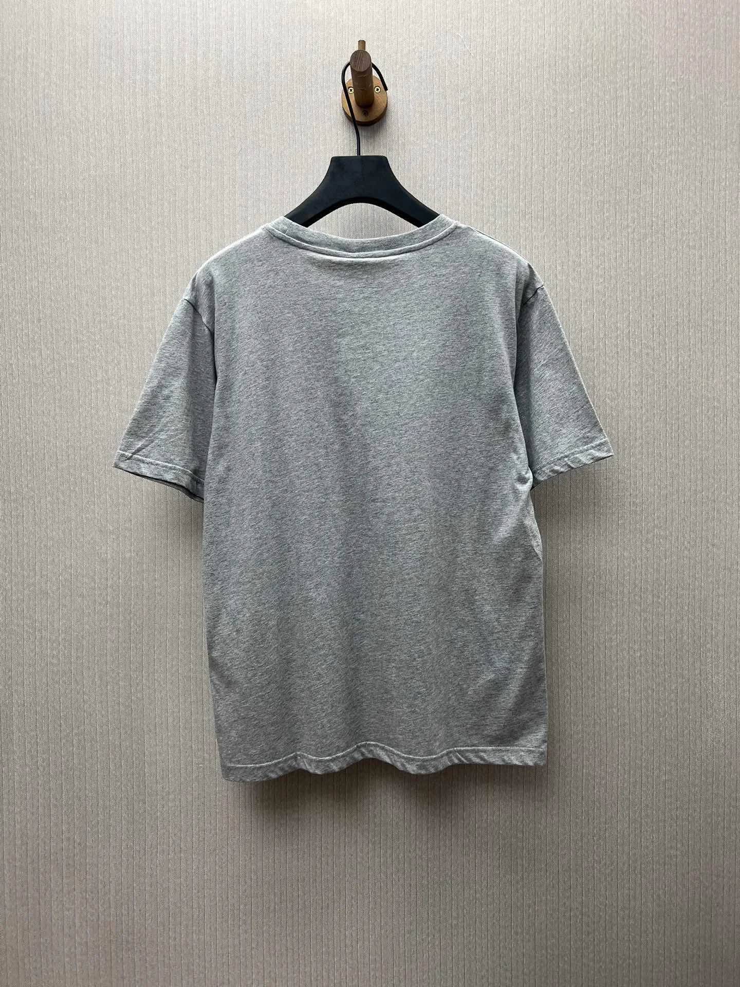 🅿️240 Dior 25ss new T-shirt is a new product of the 2025 winter men's wear series. It is decorated with Dior Love embroidery inspired by Dior archives, paying tribute to Dior's heritage. Crafted from white cotton jersey with a ribbed crew neck. The regular fit pairs easily with tailored trousers and oversized jeans. Size: S.M.L.
