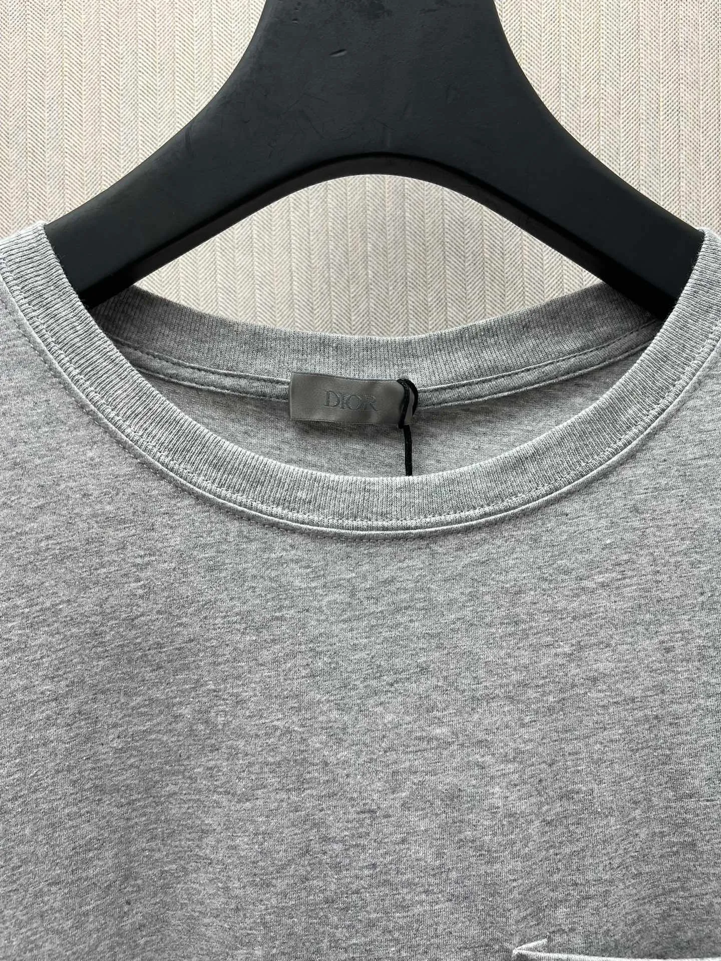 🅿️240 Dior 25ss new T-shirt is a new product of the 2025 winter men's wear series. It is decorated with Dior Love embroidery inspired by Dior archives, paying tribute to Dior's heritage. Crafted from white cotton jersey with a ribbed crew neck. The regular fit pairs easily with tailored trousers and oversized jeans. Size: S.M.L.