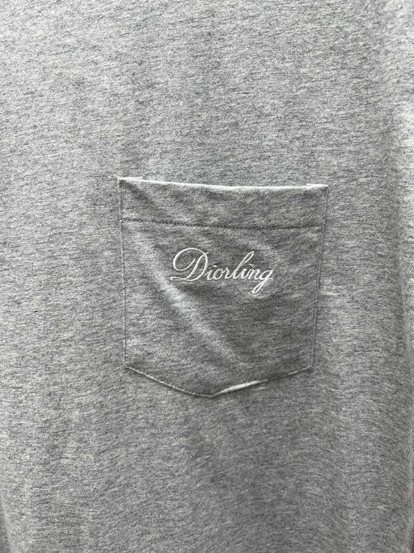 🅿️240 Dior 25ss new T-shirt is a new product of the 2025 winter men's wear series. It is decorated with Dior Love embroidery inspired by Dior archives, paying tribute to Dior's heritage. Crafted from white cotton jersey with a ribbed crew neck. The regular fit pairs easily with tailored trousers and oversized jeans. Size: S.M.L.