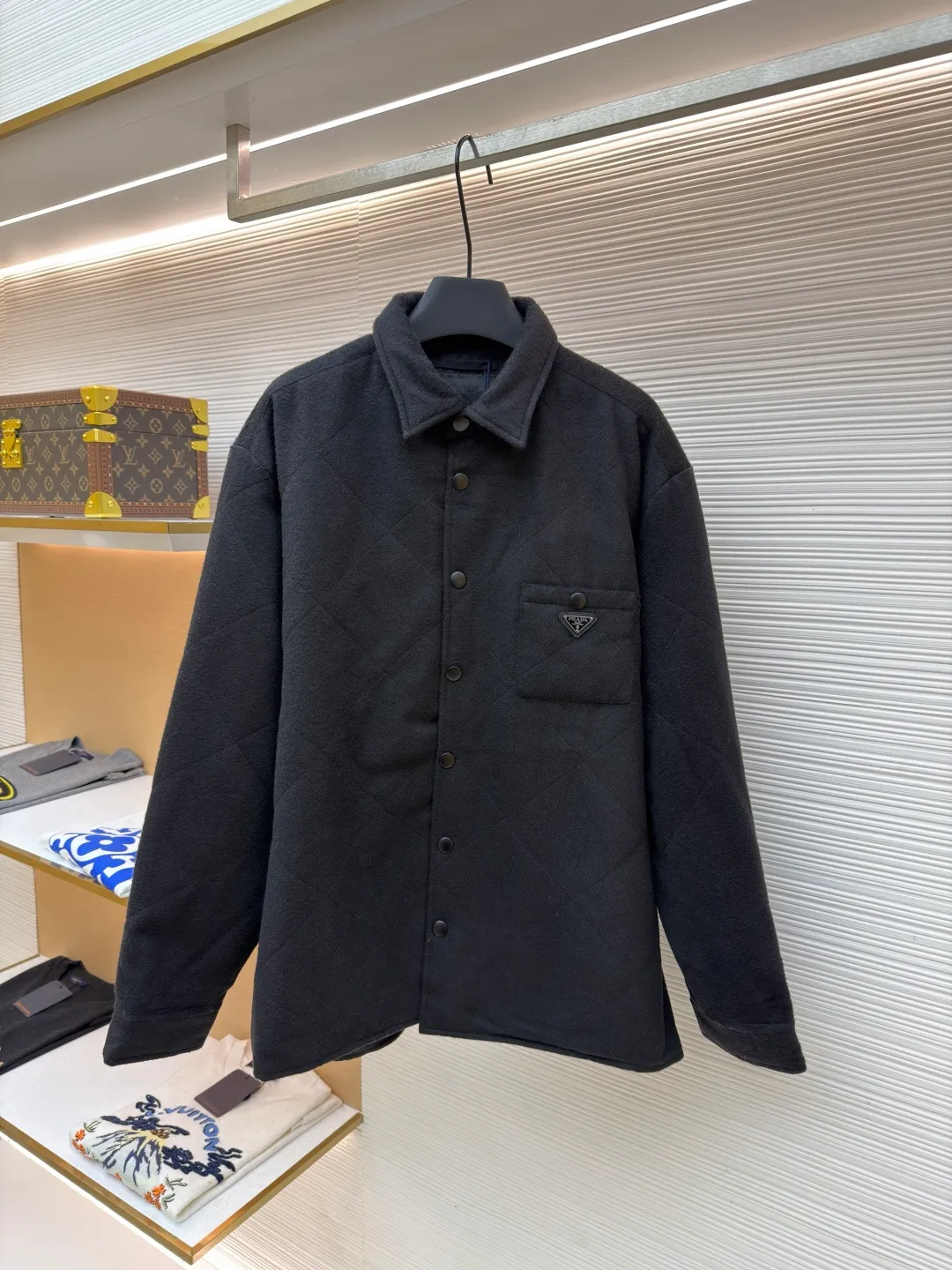 Prada Triangle Label Lapel Cotton Jacket ●Original version: Purchased and developed for 24900 ●Item number: 1682225-B60 ●Fabric: Wool blended fabric ●Technology: Manual disassembly and production ●Color: black ●Version: Fitted version ●Weight: about 800 grams ●Size: S-M-L-XL ●Description: Customized Xuanguang cashmere blend and large plaid down cotton with excellent texture Every inch contains a heavy sense of warmth. The main color is matte black with a touch of light. The rhombus matrix is used as the canvas to form a dynamic visual trap. The iconic enamel-coated triangular metal logo is embellished to highlight the elegance and nobility of the brand. The lining and down cotton design highlight the wrapping effect. It cleverly combines the warmth of cotton clothing with the aesthetics of life. It displays unparalleled luxury and charm in a low-key manner. The infrared positioning of the "Prada triangle mark" by an imported special machine is more precise and firm. Purely manual post-water disassembly process. After completing the initial combination of the lining cloth and the down cotton, the craftsmen will make further adjustments and disassembly in the water. The lining cloth and the down cotton can achieve a perfect combination, making the lining cloth and the down cotton more closely combined. Beautiful and neat, the template machine lines. The computer template machine's line process shows extremely high neatness and smoothness. The craftsman accurately controls the size during the operation to ensure that each line meets the design requirements. The lines of the entire template are smooth and unified. Neat and beautiful. The overall wiring is straight and delicate, the fabric is comfortable and soft, and the color is consistent without color difference. It can be matched with the same style to create a fashionable look and control various occasions. Customized accessories, complete with three standards, same style for men and women!