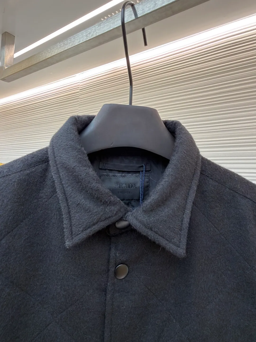 Prada Triangle Label Lapel Cotton Jacket ●Original version: Purchased and developed for 24900 ●Item number: 1682225-B60 ●Fabric: Wool blended fabric ●Technology: Manual disassembly and production ●Color: black ●Version: Fitted version ●Weight: about 800 grams ●Size: S-M-L-XL ●Description: Customized Xuanguang cashmere blend and large plaid down cotton with excellent texture Every inch contains a heavy sense of warmth. The main color is matte black with a touch of light. The rhombus matrix is used as the canvas to form a dynamic visual trap. The iconic enamel-coated triangular metal logo is embellished to highlight the elegance and nobility of the brand. The lining and down cotton design highlight the wrapping effect. It cleverly combines the warmth of cotton clothing with the aesthetics of life. It displays unparalleled luxury and charm in a low-key manner. The infrared positioning of the "Prada triangle mark" by an imported special machine is more precise and firm. Purely manual post-water disassembly process. After completing the initial combination of the lining cloth and the down cotton, the craftsmen will make further adjustments and disassembly in the water. The lining cloth and the down cotton can achieve a perfect combination, making the lining cloth and the down cotton more closely combined. Beautiful and neat, the template machine lines. The computer template machine's line process shows extremely high neatness and smoothness. The craftsman accurately controls the size during the operation to ensure that each line meets the design requirements. The lines of the entire template are smooth and unified. Neat and beautiful. The overall wiring is straight and delicate, the fabric is comfortable and soft, and the color is consistent without color difference. It can be matched with the same style to create a fashionable look and control various occasions. Customized accessories, complete with three standards, same style for men and women!