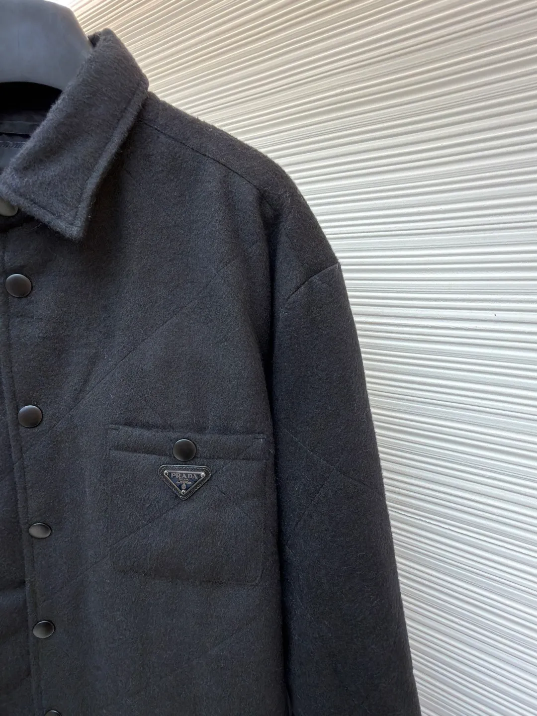 Prada Triangle Label Lapel Cotton Jacket ●Original version: Purchased and developed for 24900 ●Item number: 1682225-B60 ●Fabric: Wool blended fabric ●Technology: Manual disassembly and production ●Color: black ●Version: Fitted version ●Weight: about 800 grams ●Size: S-M-L-XL ●Description: Customized Xuanguang cashmere blend and large plaid down cotton with excellent texture Every inch contains a heavy sense of warmth. The main color is matte black with a touch of light. The rhombus matrix is used as the canvas to form a dynamic visual trap. The iconic enamel-coated triangular metal logo is embellished to highlight the elegance and nobility of the brand. The lining and down cotton design highlight the wrapping effect. It cleverly combines the warmth of cotton clothing with the aesthetics of life. It displays unparalleled luxury and charm in a low-key manner. The infrared positioning of the "Prada triangle mark" by an imported special machine is more precise and firm. Purely manual post-water disassembly process. After completing the initial combination of the lining cloth and the down cotton, the craftsmen will make further adjustments and disassembly in the water. The lining cloth and the down cotton can achieve a perfect combination, making the lining cloth and the down cotton more closely combined. Beautiful and neat, the template machine lines. The computer template machine's line process shows extremely high neatness and smoothness. The craftsman accurately controls the size during the operation to ensure that each line meets the design requirements. The lines of the entire template are smooth and unified. Neat and beautiful. The overall wiring is straight and delicate, the fabric is comfortable and soft, and the color is consistent without color difference. It can be matched with the same style to create a fashionable look and control various occasions. Customized accessories, complete with three standards, same style for men and women!